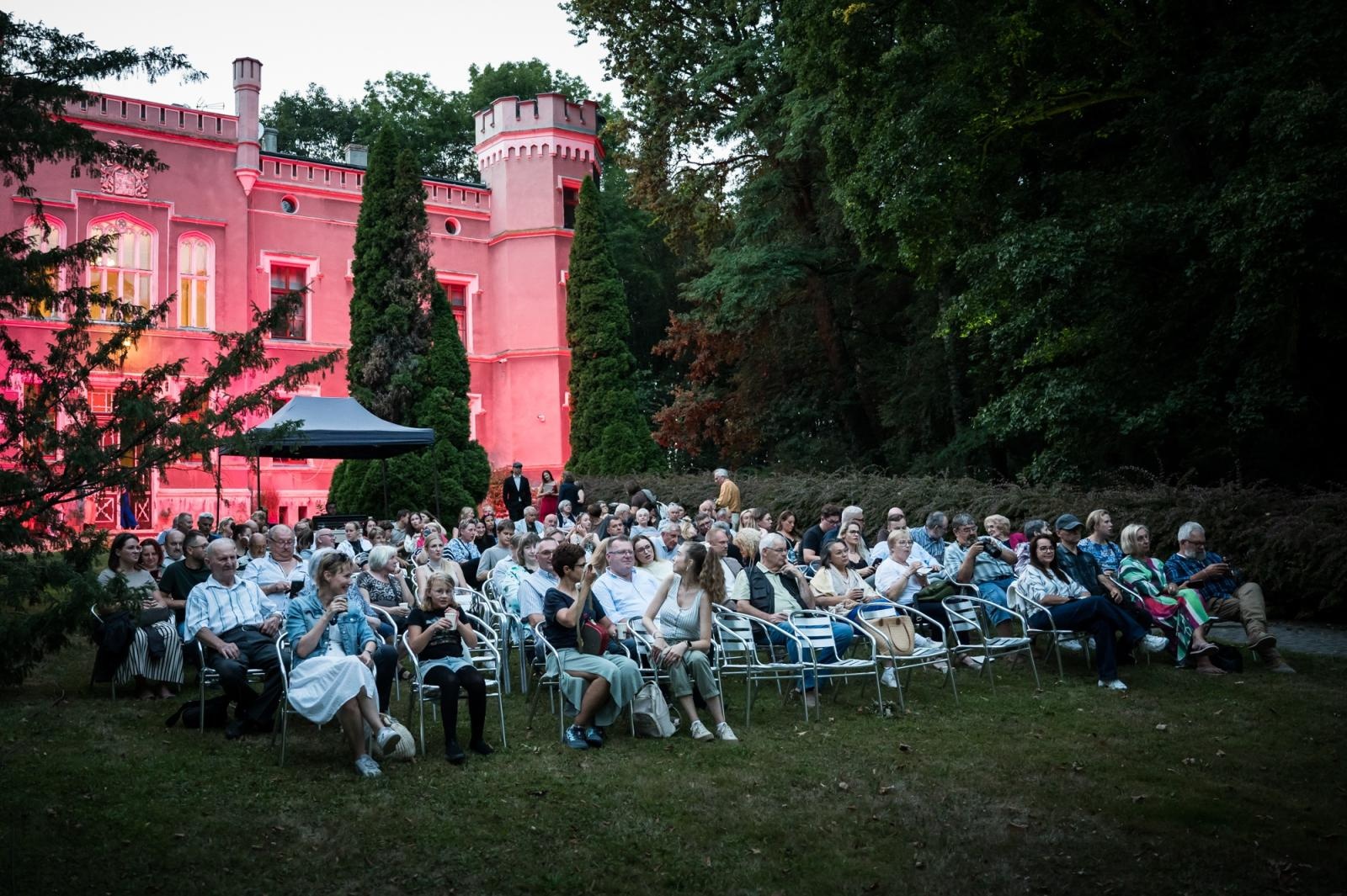 Zdjęcie w galerii na portalu naszraciborz.pl: Ponad 120 gości odkrywało tajemnice pałacu w Modzurowie [FOTO i WIDEO] wiadomości z regionu