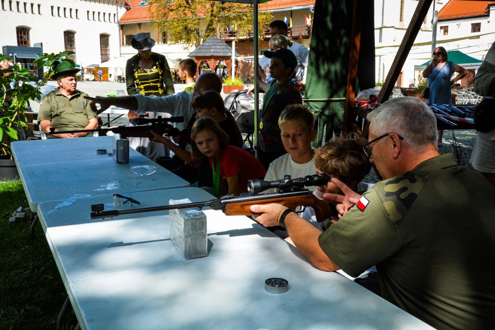 Zdjęcie w galerii na portalu naszraciborz.pl: Dzieci bronią twierdzy na raciborskim zamku. Zabawa trwa wiadomości z regionu