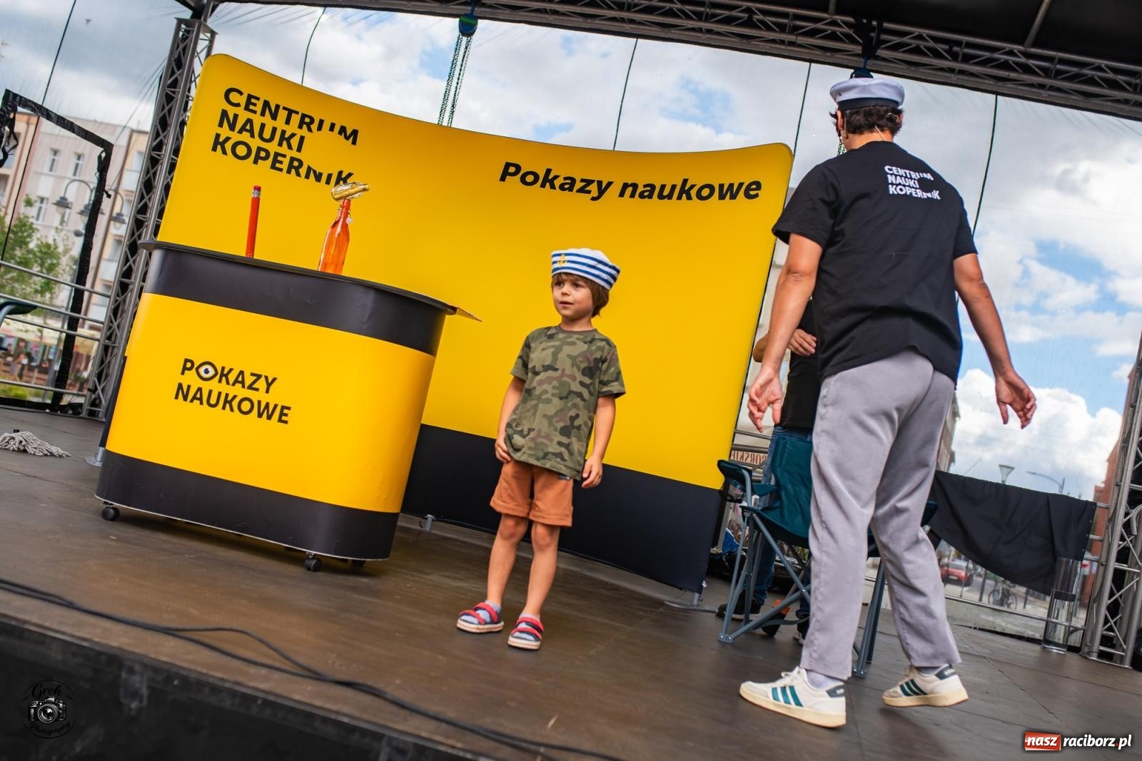 Zdjęcie w galerii na portalu naszraciborz.pl: Racibórz zamienił się w wielkie laboratorium. V Festiwal Odkrywców przyciągnął całe rodziny [FOTO i WIDEO] wiadomości z regionu