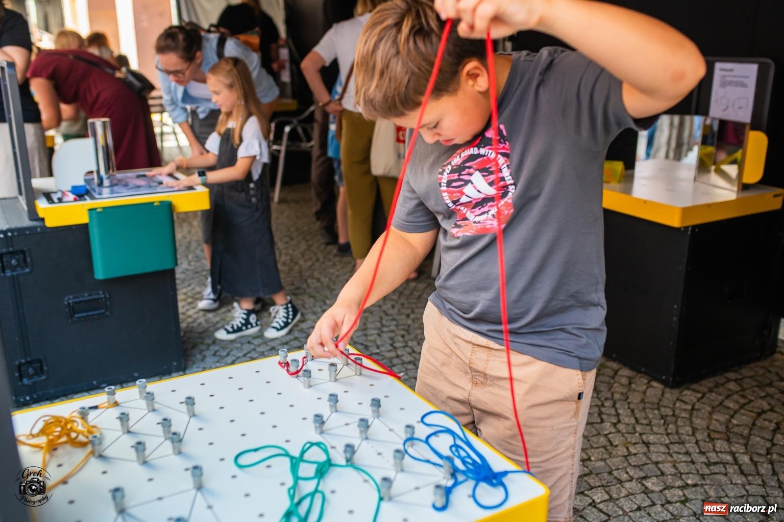 Zdjęcie w galerii na portalu naszraciborz.pl: Racibórz zamienił się w wielkie laboratorium. V Festiwal Odkrywców przyciągnął całe rodziny [FOTO i WIDEO] wiadomości z regionu