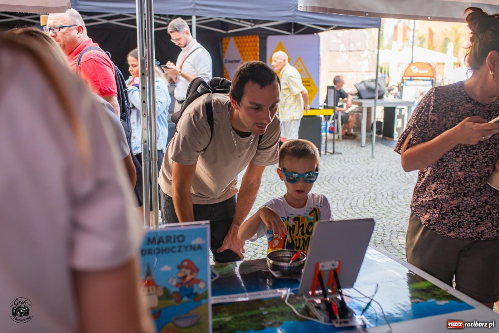 Zdjęcie w galerii na portalu naszraciborz.pl: Racibórz zamienił się w wielkie laboratorium. V Festiwal Odkrywców przyciągnął całe rodziny [FOTO i WIDEO] wiadomości z regionu
