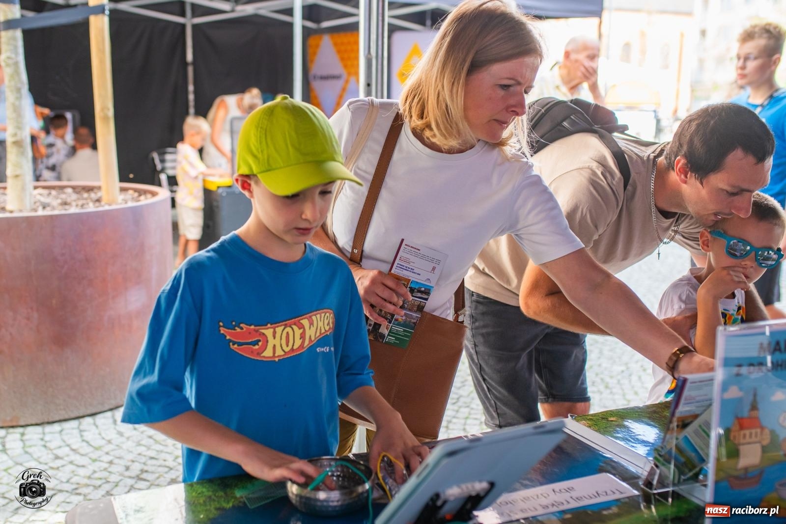 Zdjęcie w galerii na portalu naszraciborz.pl: Racibórz zamienił się w wielkie laboratorium. V Festiwal Odkrywców przyciągnął całe rodziny [FOTO i WIDEO] wiadomości z regionu