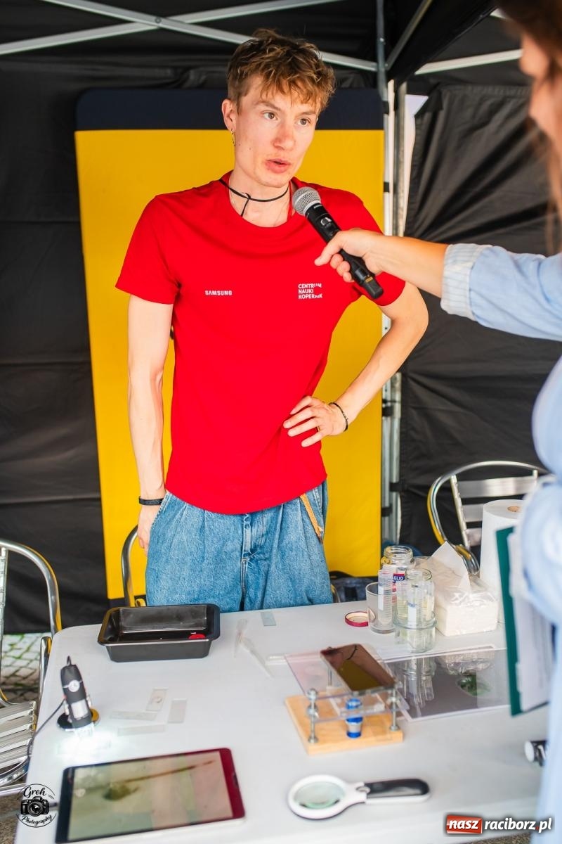 Zdjęcie w galerii na portalu naszraciborz.pl: Racibórz zamienił się w wielkie laboratorium. V Festiwal Odkrywców przyciągnął całe rodziny [FOTO i WIDEO] wiadomości z regionu