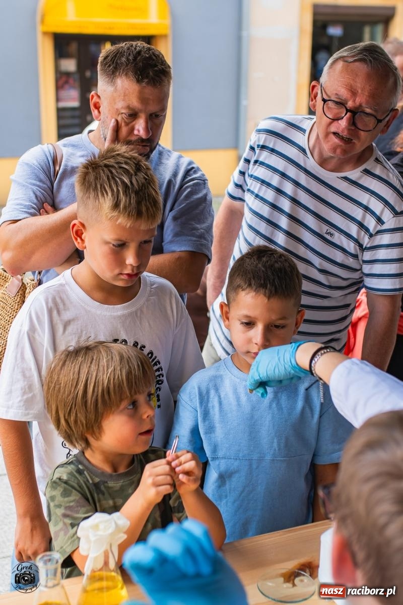 Zdjęcie w galerii na portalu naszraciborz.pl: Racibórz zamienił się w wielkie laboratorium. V Festiwal Odkrywców przyciągnął całe rodziny [FOTO i WIDEO] wiadomości z regionu