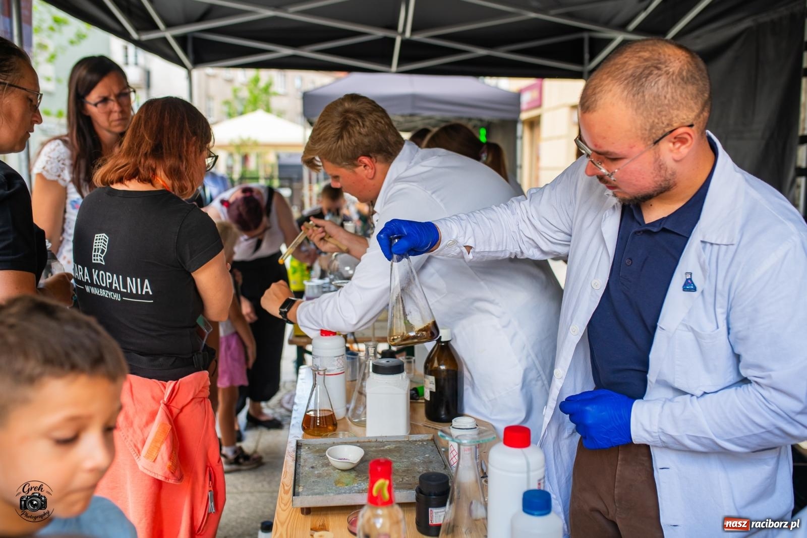 Zdjęcie w galerii na portalu naszraciborz.pl: Racibórz zamienił się w wielkie laboratorium. V Festiwal Odkrywców przyciągnął całe rodziny [FOTO i WIDEO] wiadomości z regionu