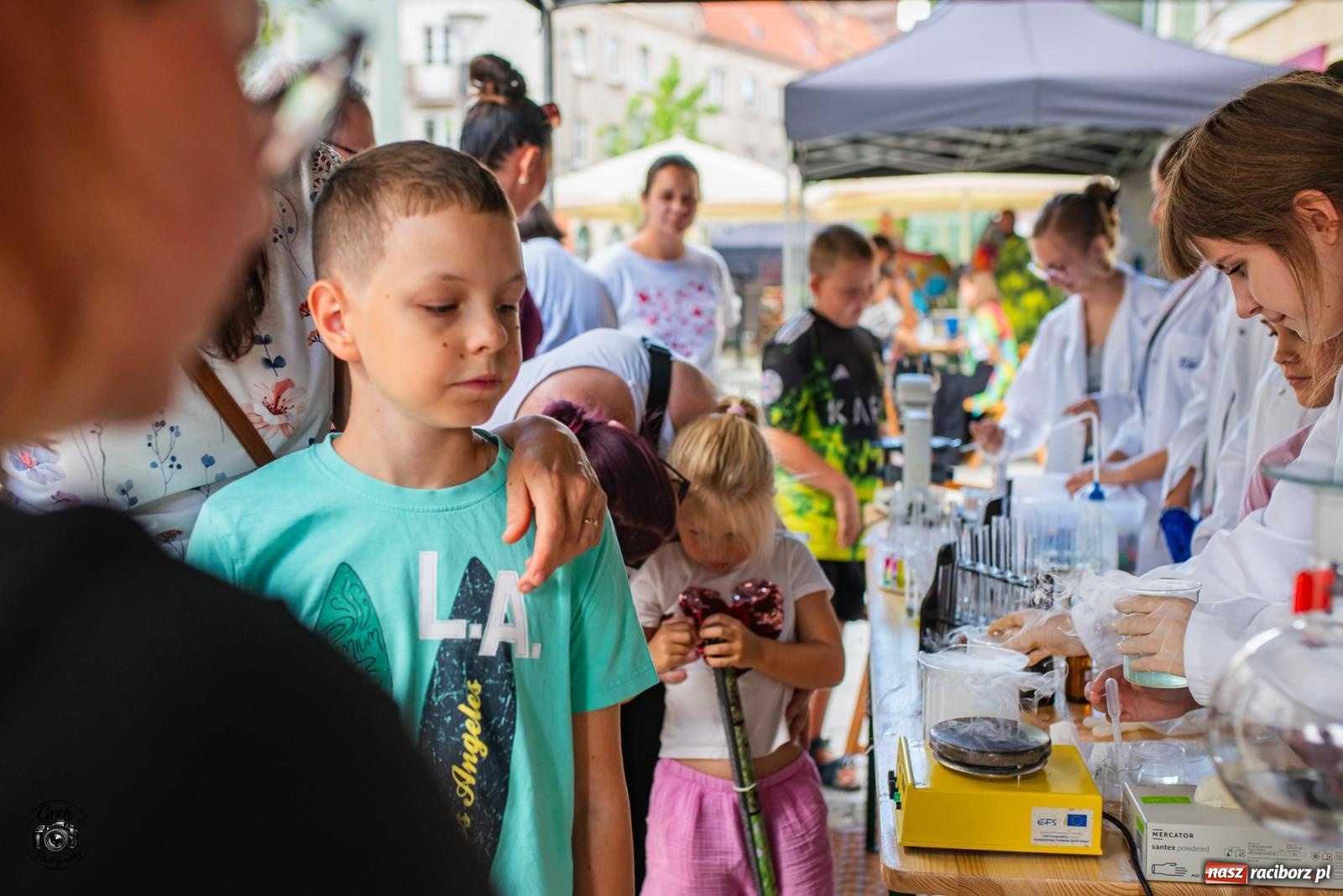 Zdjęcie w galerii na portalu naszraciborz.pl: Racibórz zamienił się w wielkie laboratorium. V Festiwal Odkrywców przyciągnął całe rodziny [FOTO i WIDEO] wiadomości z regionu