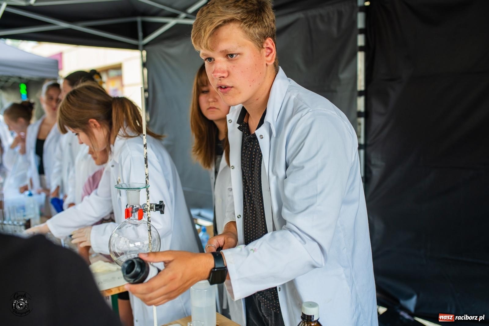 Zdjęcie w galerii na portalu naszraciborz.pl: Racibórz zamienił się w wielkie laboratorium. V Festiwal Odkrywców przyciągnął całe rodziny [FOTO i WIDEO] wiadomości z regionu