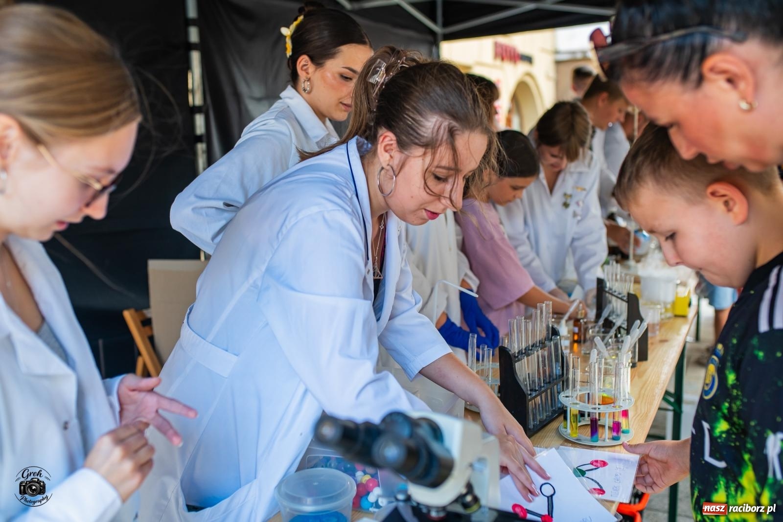 Zdjęcie w galerii na portalu naszraciborz.pl: Racibórz zamienił się w wielkie laboratorium. V Festiwal Odkrywców przyciągnął całe rodziny [FOTO i WIDEO] wiadomości z regionu