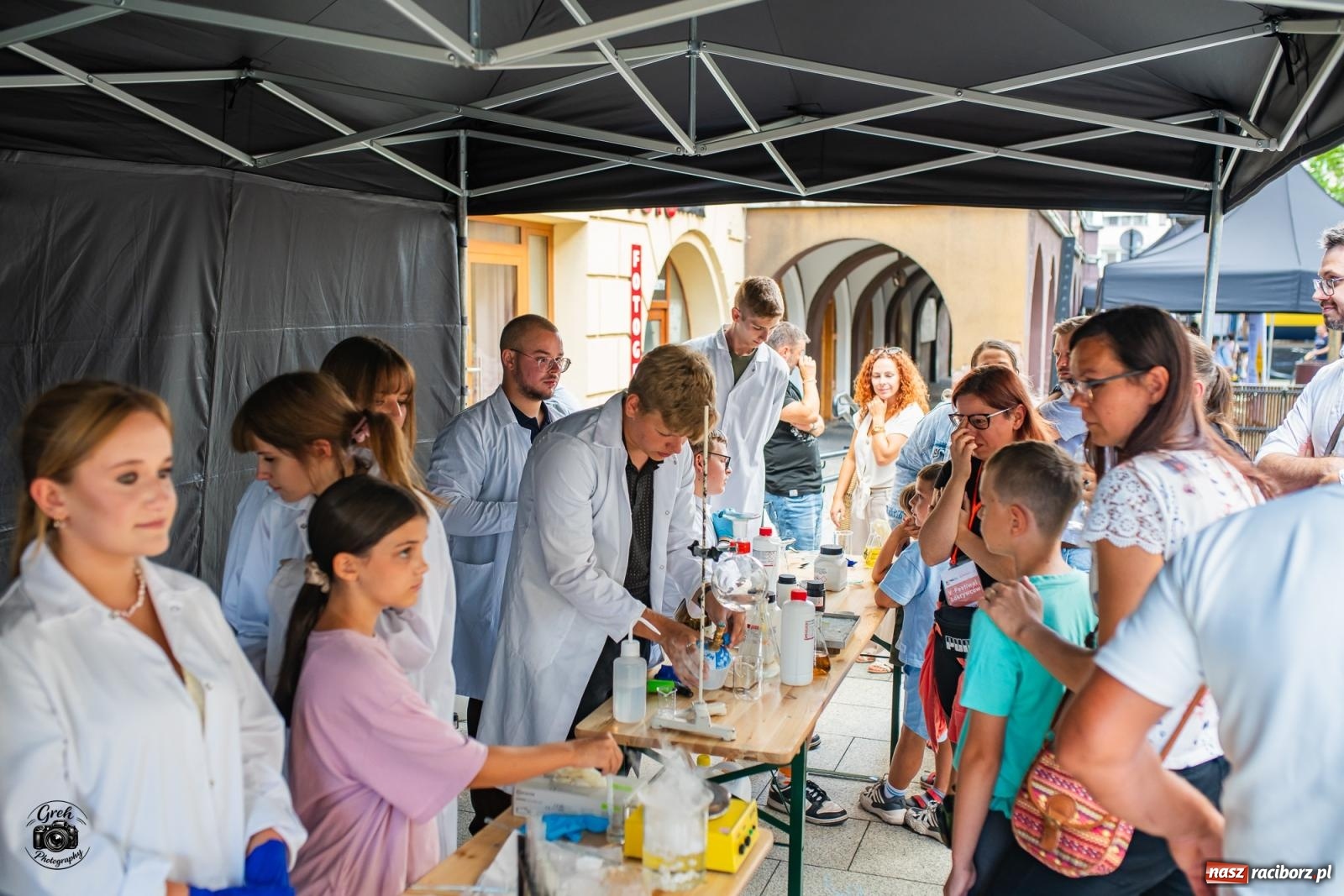 Zdjęcie w galerii na portalu naszraciborz.pl: Racibórz zamienił się w wielkie laboratorium. V Festiwal Odkrywców przyciągnął całe rodziny [FOTO i WIDEO] wiadomości z regionu