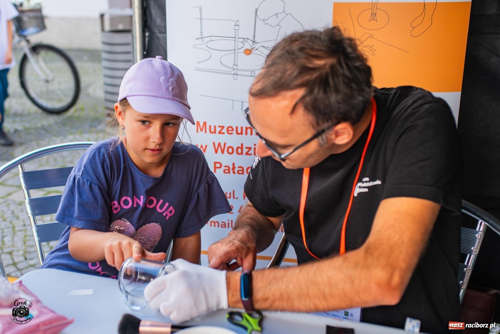 Zdjęcie w galerii na portalu naszraciborz.pl: Racibórz zamienił się w wielkie laboratorium. V Festiwal Odkrywców przyciągnął całe rodziny [FOTO i WIDEO] wiadomości z regionu