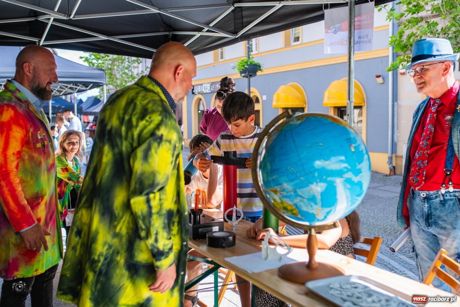 Zdjęcie w galerii na portalu naszraciborz.pl: Racibórz zamienił się w wielkie laboratorium. V Festiwal Odkrywców przyciągnął całe rodziny [FOTO i WIDEO] wiadomości z regionu