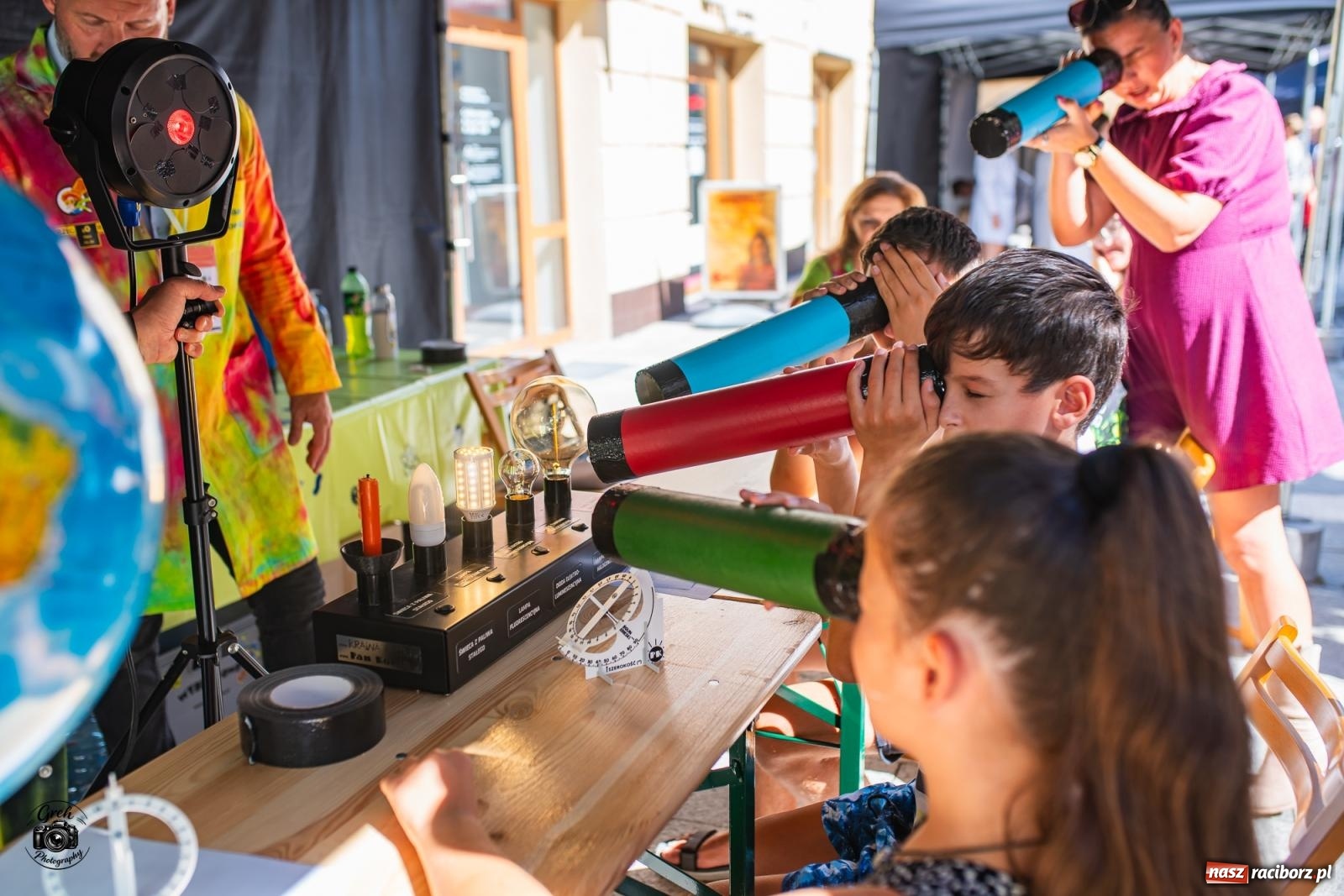 Zdjęcie w galerii na portalu naszraciborz.pl: Racibórz zamienił się w wielkie laboratorium. V Festiwal Odkrywców przyciągnął całe rodziny [FOTO i WIDEO] wiadomości z regionu