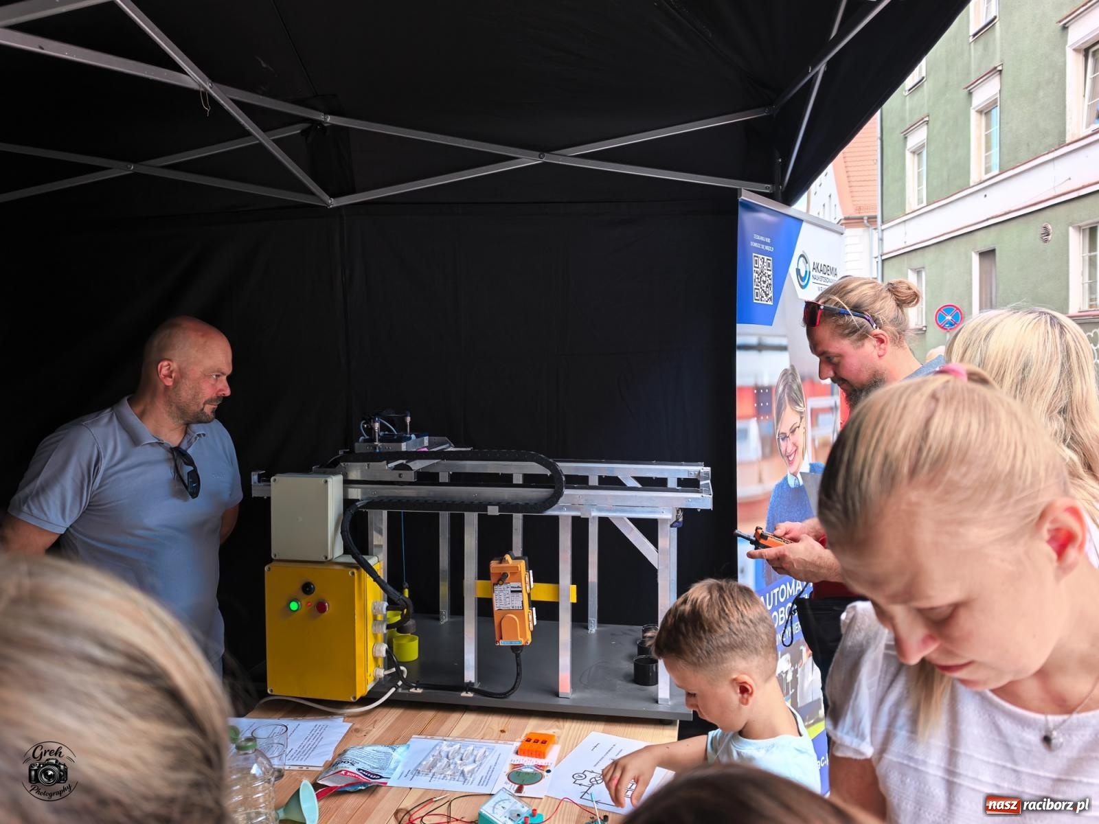 Zdjęcie w galerii na portalu naszraciborz.pl: Racibórz zamienił się w wielkie laboratorium. V Festiwal Odkrywców przyciągnął całe rodziny [FOTO i WIDEO] wiadomości z regionu