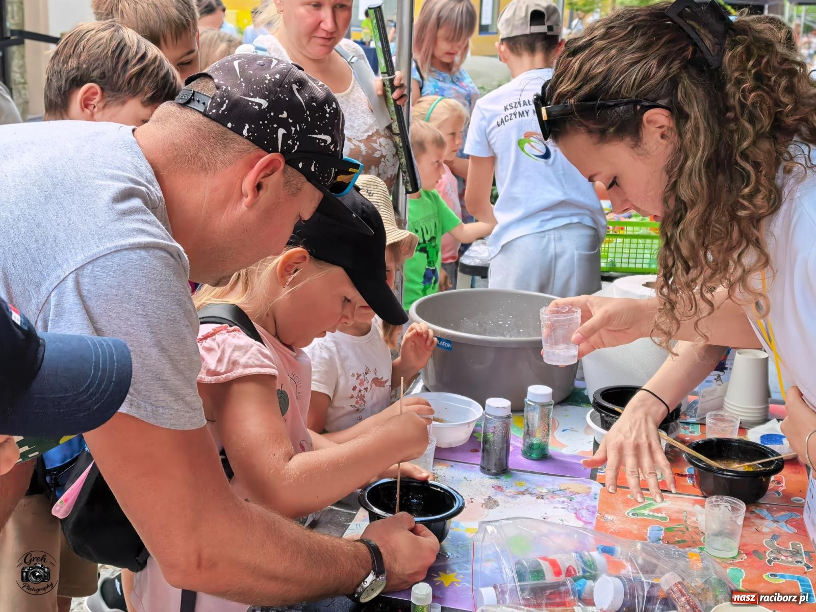 Zdjęcie w galerii na portalu naszraciborz.pl: Racibórz zamienił się w wielkie laboratorium. V Festiwal Odkrywców przyciągnął całe rodziny [FOTO i WIDEO] wiadomości z regionu