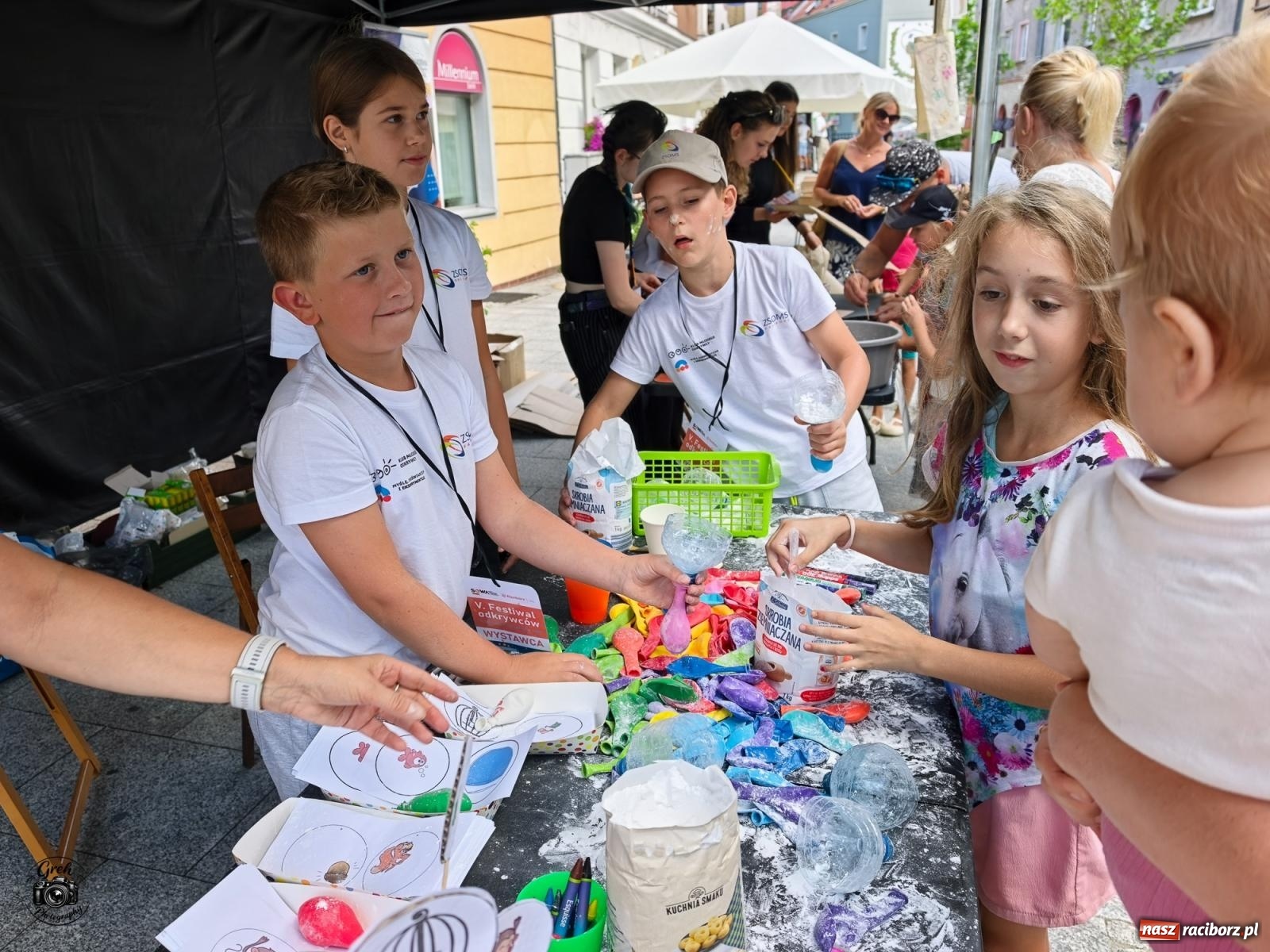 Zdjęcie w galerii na portalu naszraciborz.pl: Racibórz zamienił się w wielkie laboratorium. V Festiwal Odkrywców przyciągnął całe rodziny [FOTO i WIDEO] wiadomości z regionu