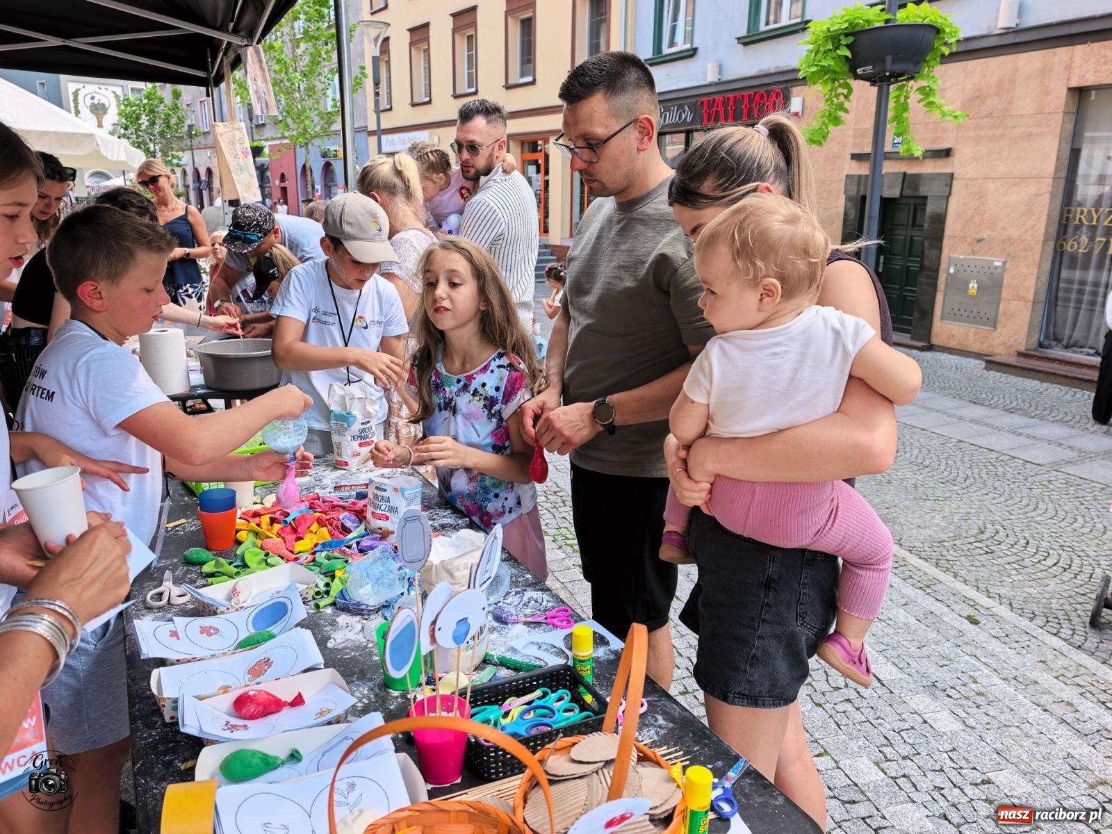 Zdjęcie w galerii na portalu naszraciborz.pl: Racibórz zamienił się w wielkie laboratorium. V Festiwal Odkrywców przyciągnął całe rodziny [FOTO i WIDEO] wiadomości z regionu