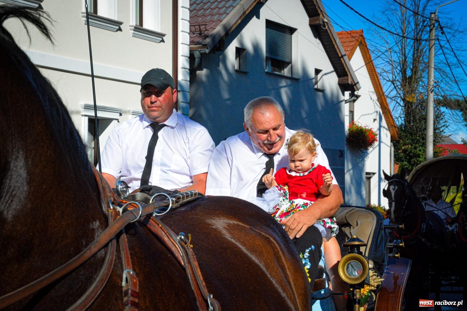 Zdjęcie w galerii na portalu naszraciborz.pl: Barwny korowód i święto plonów. Cyprzanów świętuje dożynki wiadomości z regionu