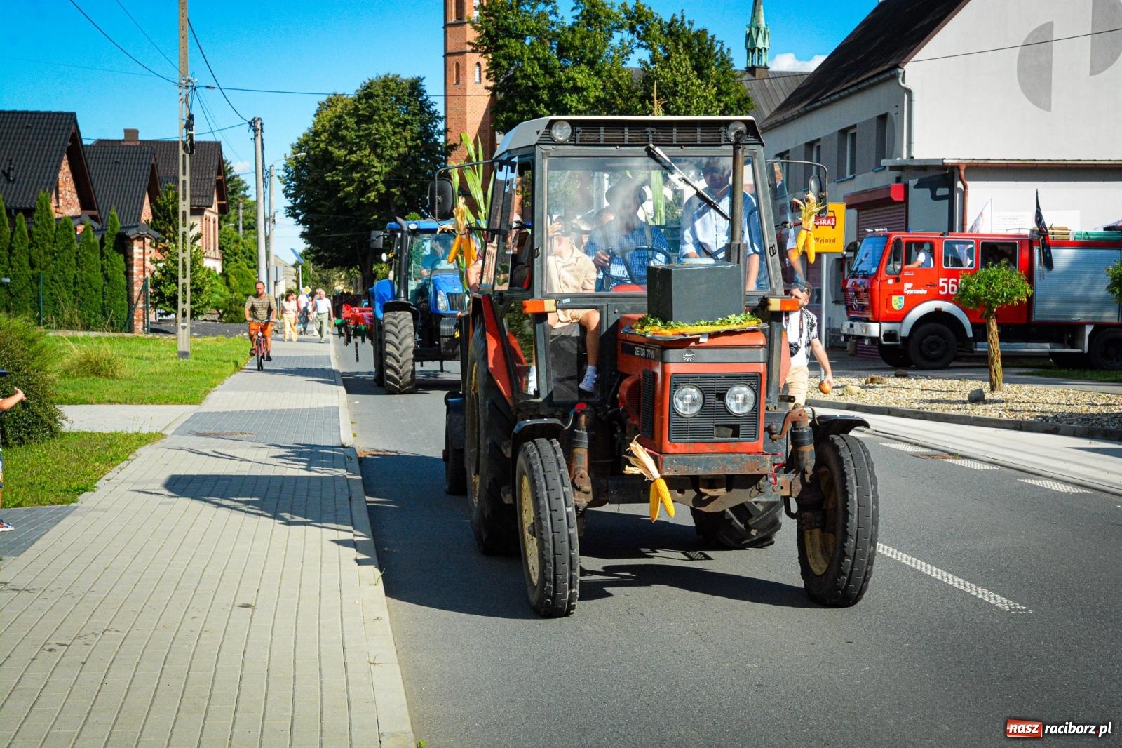 Zdjęcie w galerii na portalu naszraciborz.pl: Barwny korowód i święto plonów. Cyprzanów świętuje dożynki wiadomości z regionu