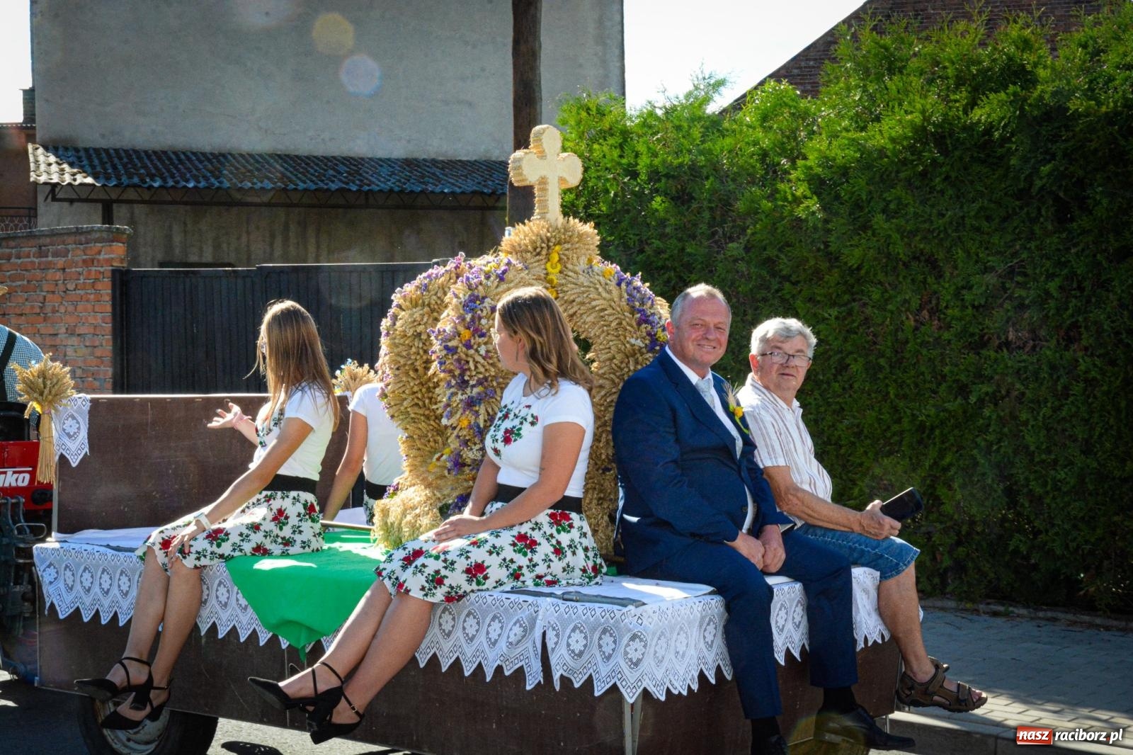 Zdjęcie w galerii na portalu naszraciborz.pl: Barwny korowód i święto plonów. Cyprzanów świętuje dożynki wiadomości z regionu