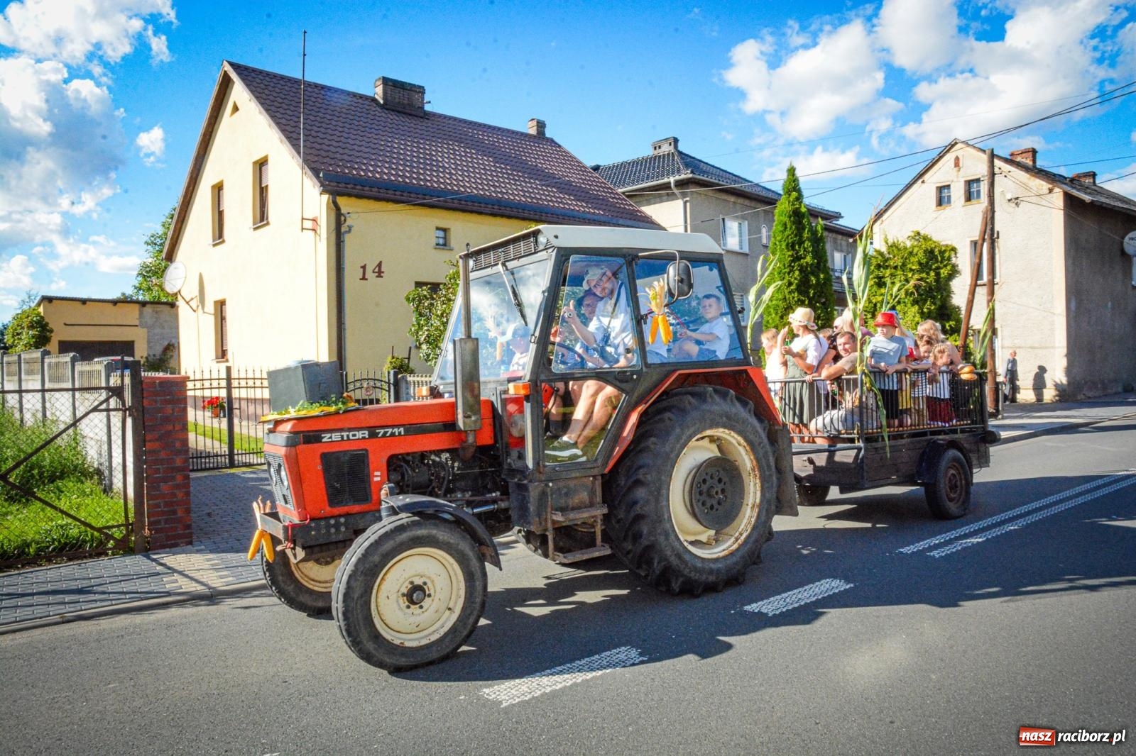 Zdjęcie w galerii na portalu naszraciborz.pl: Barwny korowód i święto plonów. Cyprzanów świętuje dożynki wiadomości z regionu