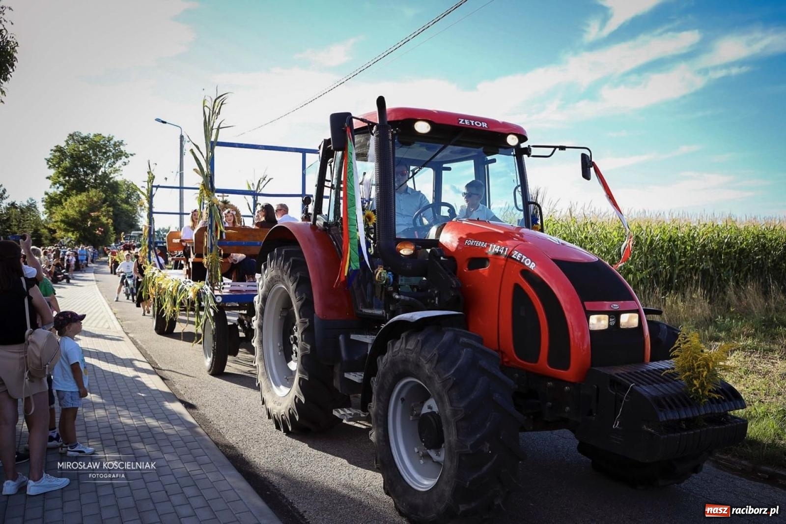 Zdjęcie w galerii na portalu naszraciborz.pl: Barwny korowód przejechał ulicami Rudyszwałdu. Tak rozpoczęło się święto plonów wiadomości z regionu
