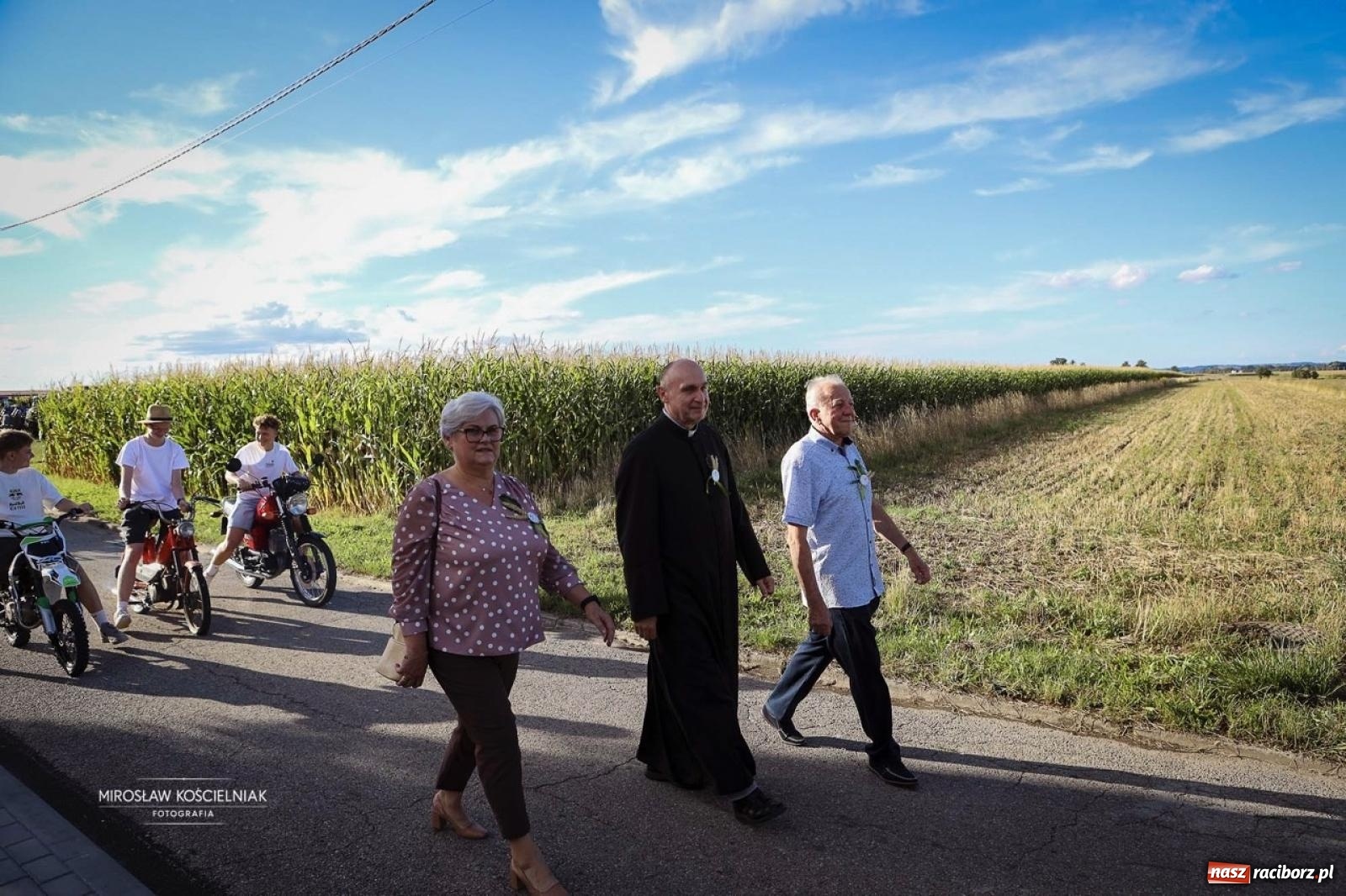 Zdjęcie w galerii na portalu naszraciborz.pl: Barwny korowód przejechał ulicami Rudyszwałdu. Tak rozpoczęło się święto plonów wiadomości z regionu