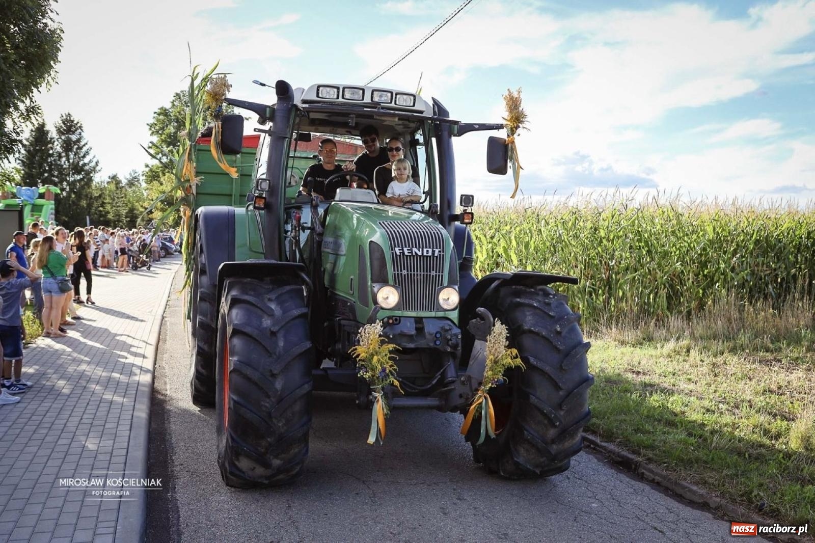 Zdjęcie w galerii na portalu naszraciborz.pl: Barwny korowód przejechał ulicami Rudyszwałdu. Tak rozpoczęło się święto plonów wiadomości z regionu