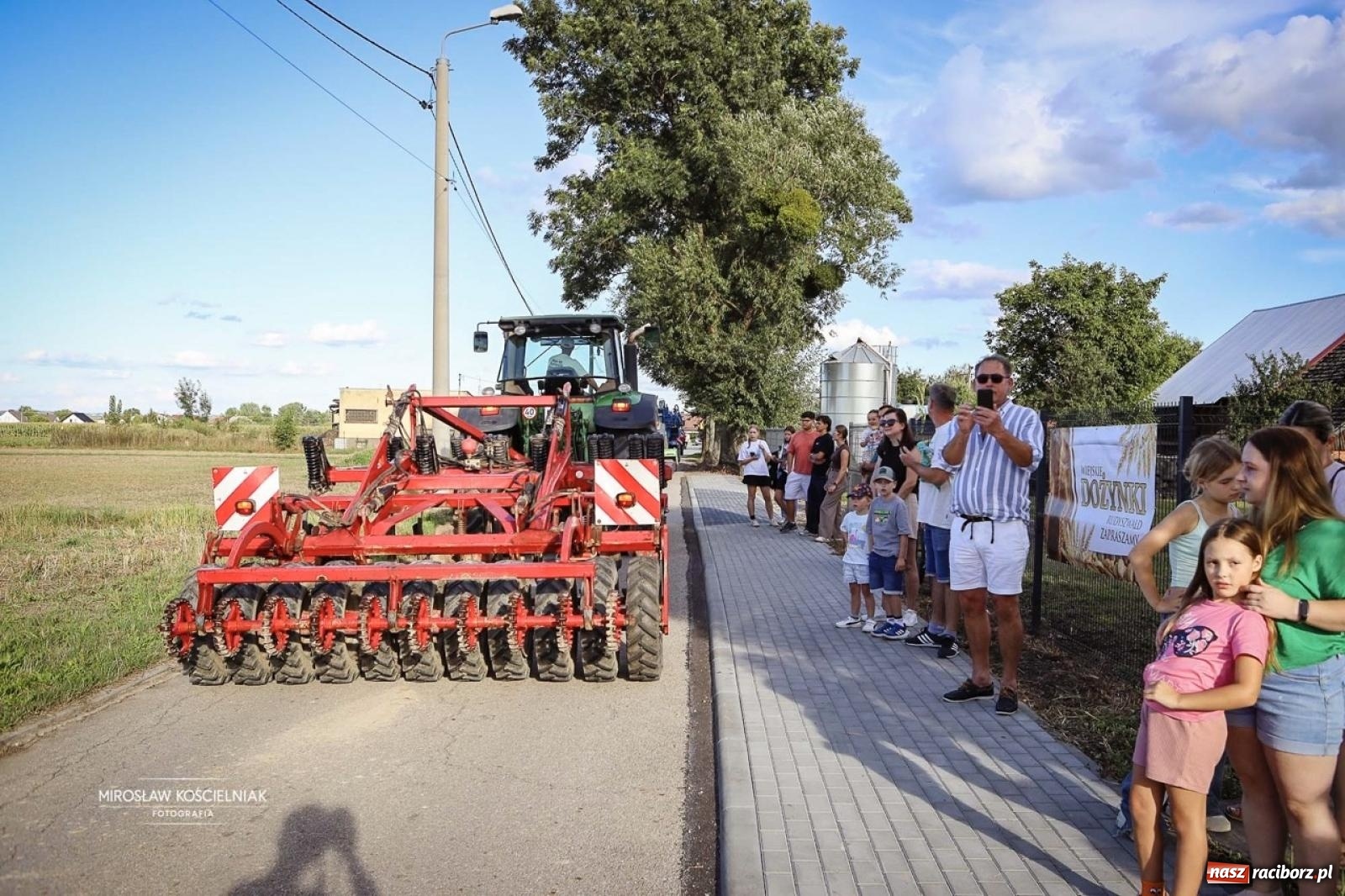 Zdjęcie w galerii na portalu naszraciborz.pl: Barwny korowód przejechał ulicami Rudyszwałdu. Tak rozpoczęło się święto plonów wiadomości z regionu