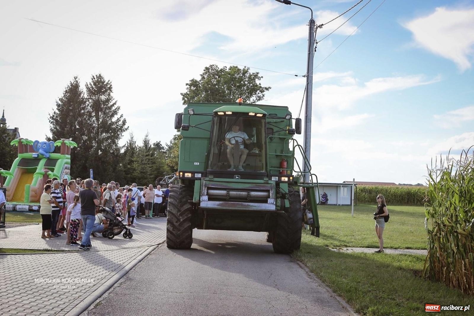 Zdjęcie w galerii na portalu naszraciborz.pl: Barwny korowód przejechał ulicami Rudyszwałdu. Tak rozpoczęło się święto plonów wiadomości z regionu
