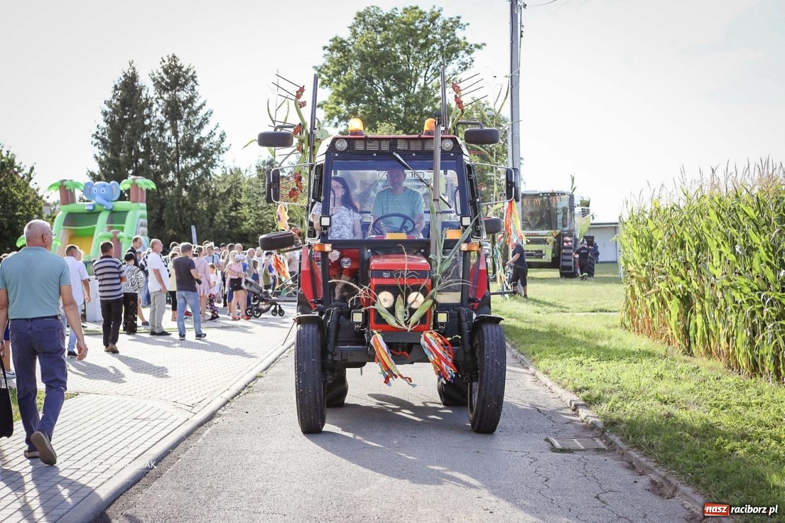 Zdjęcie w galerii na portalu naszraciborz.pl: Barwny korowód przejechał ulicami Rudyszwałdu. Tak rozpoczęło się święto plonów wiadomości z regionu