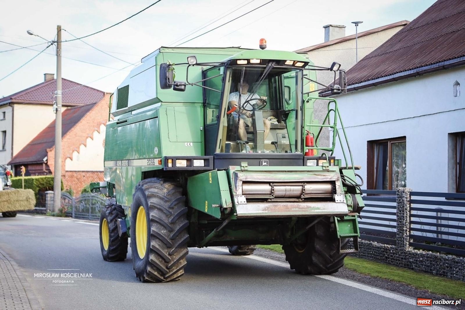 Zdjęcie w galerii na portalu naszraciborz.pl: Barwny korowód przejechał ulicami Rudyszwałdu. Tak rozpoczęło się święto plonów wiadomości z regionu