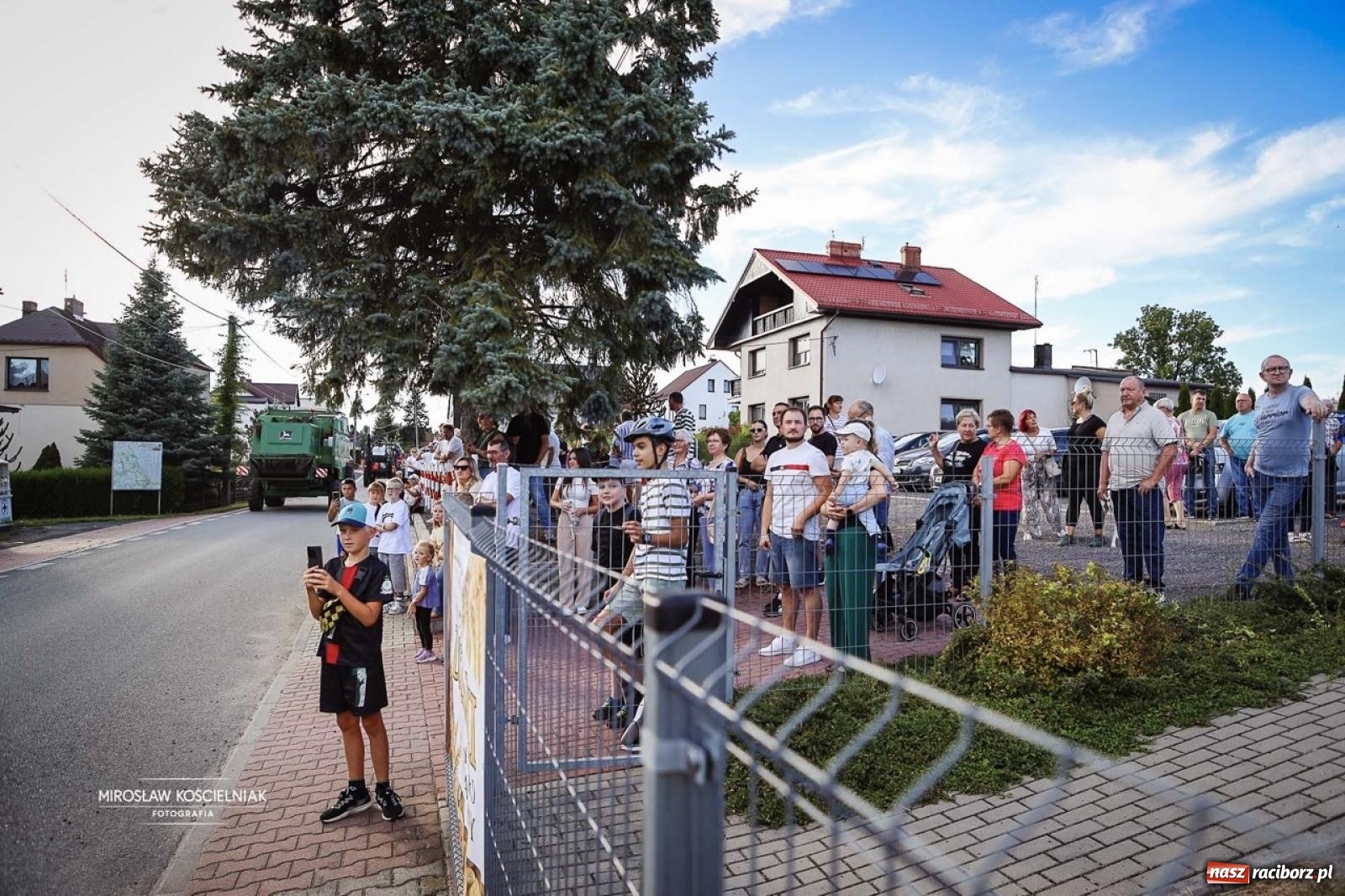 Zdjęcie w galerii na portalu naszraciborz.pl: Barwny korowód przejechał ulicami Rudyszwałdu. Tak rozpoczęło się święto plonów wiadomości z regionu