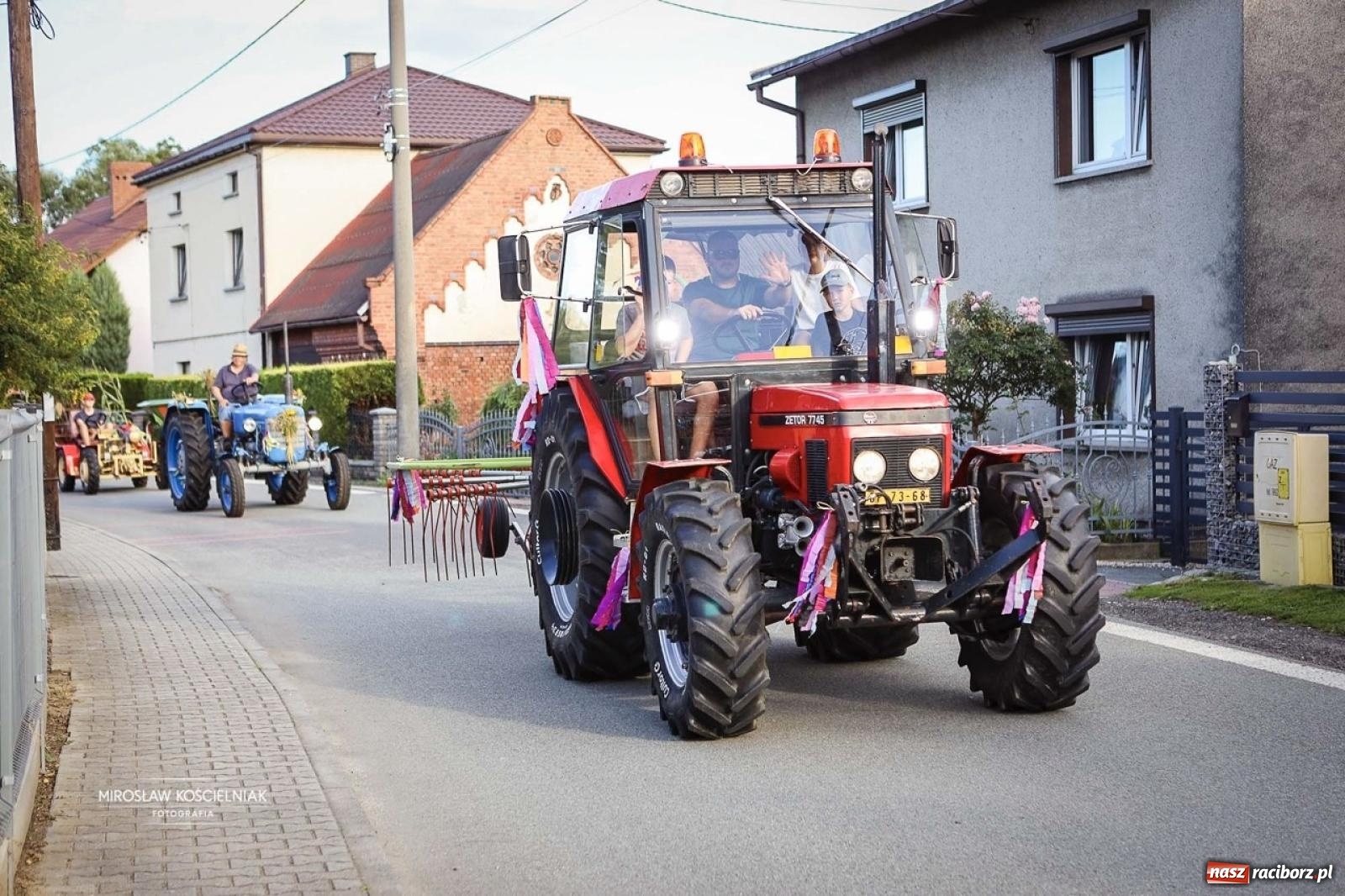 Zdjęcie w galerii na portalu naszraciborz.pl: Barwny korowód przejechał ulicami Rudyszwałdu. Tak rozpoczęło się święto plonów wiadomości z regionu