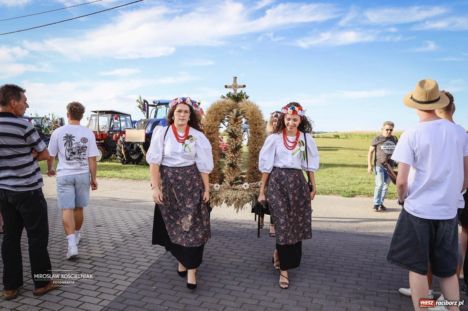 Zdjęcie w galerii na portalu naszraciborz.pl: Barwny korowód przejechał ulicami Rudyszwałdu. Tak rozpoczęło się święto plonów wiadomości z regionu