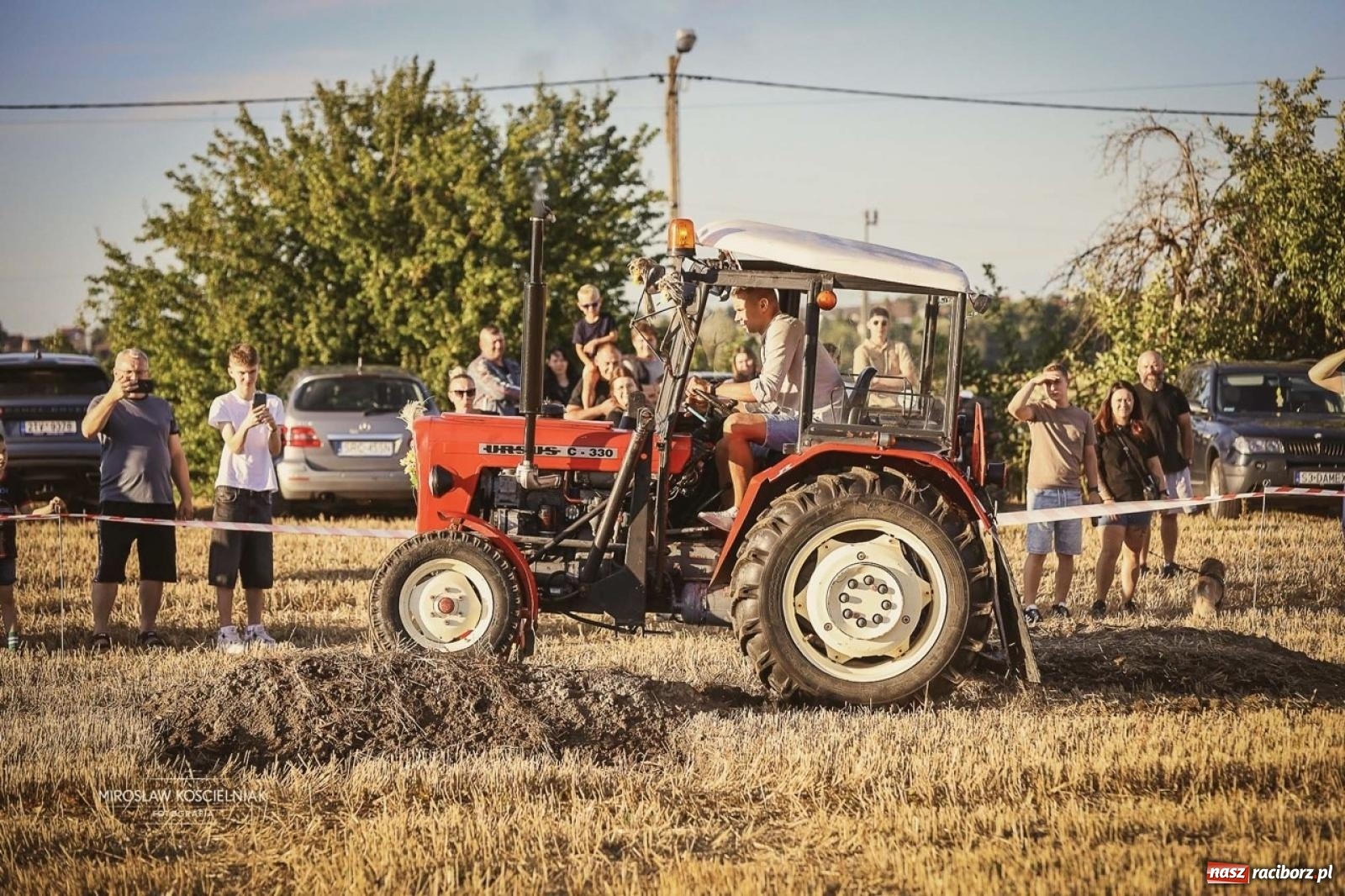Zdjęcie w galerii na portalu naszraciborz.pl: Trzydziestki kontra sześćdziesiątki. Traktory rywalizowały na torze w Bolesławiu wiadomości z regionu