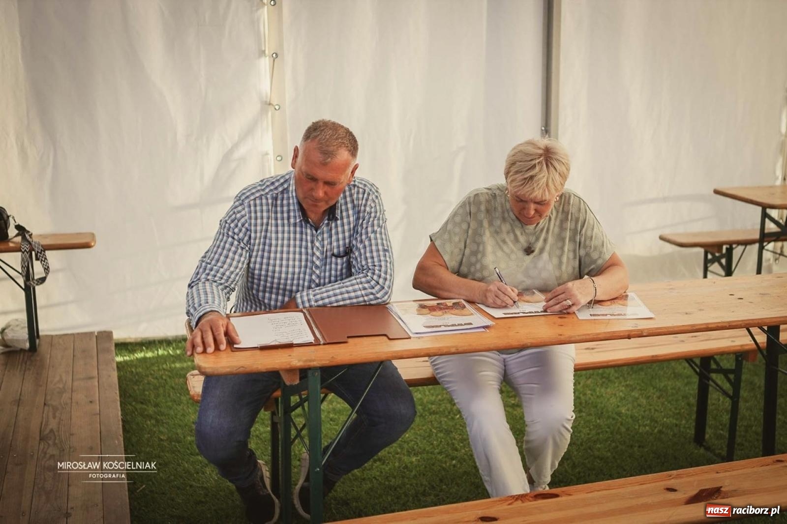 Zdjęcie w galerii na portalu naszraciborz.pl: Trzydziestki kontra sześćdziesiątki. Traktory rywalizowały na torze w Bolesławiu wiadomości z regionu