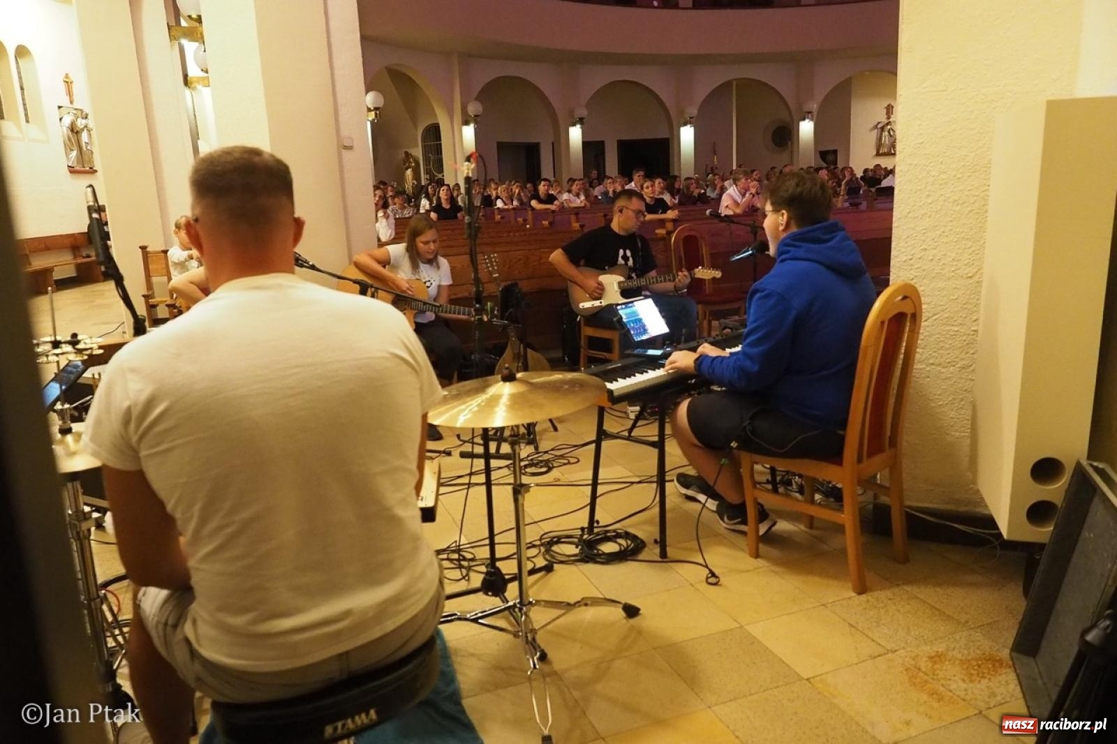 Zdjęcie w galerii na portalu naszraciborz.pl: Trwa XXXV Festiwal Spotkałem Pana w Raciborzu wiadomości z regionu