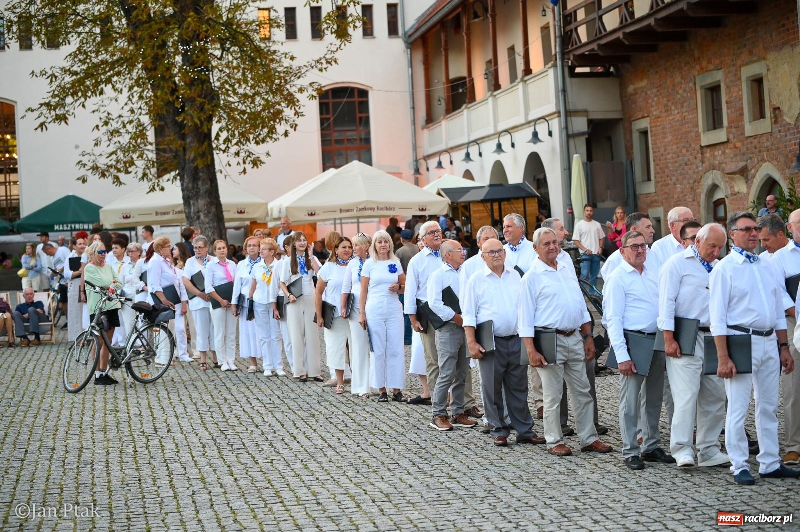 Zdjęcie w galerii na portalu naszraciborz.pl: Chóry zabrzmiały na dziedzińcu Zamku Piastowskiego w Raciborzu. Wyjątkowy koncert z operetką i muzyką filmową w tle  wiadomości z regionu