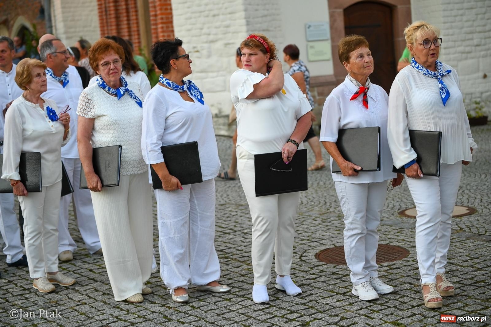 Zdjęcie w galerii na portalu naszraciborz.pl: Chóry zabrzmiały na dziedzińcu Zamku Piastowskiego w Raciborzu. Wyjątkowy koncert z operetką i muzyką filmową w tle  wiadomości z regionu