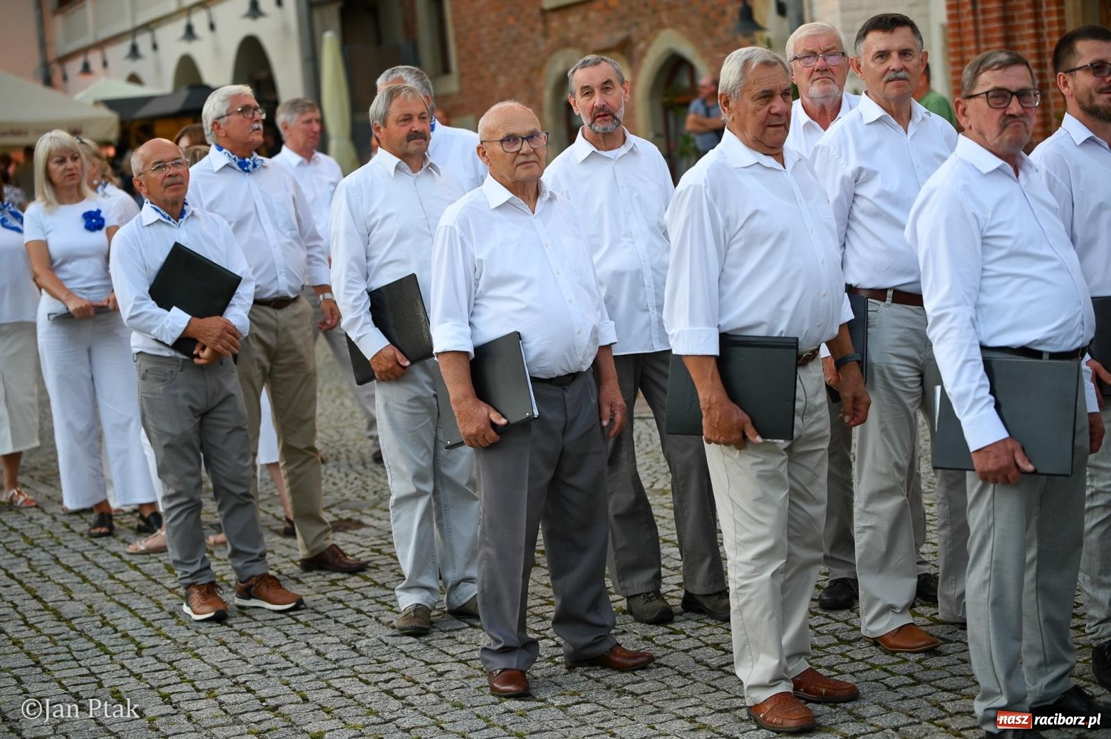 Zdjęcie w galerii na portalu naszraciborz.pl: Chóry zabrzmiały na dziedzińcu Zamku Piastowskiego w Raciborzu. Wyjątkowy koncert z operetką i muzyką filmową w tle  wiadomości z regionu