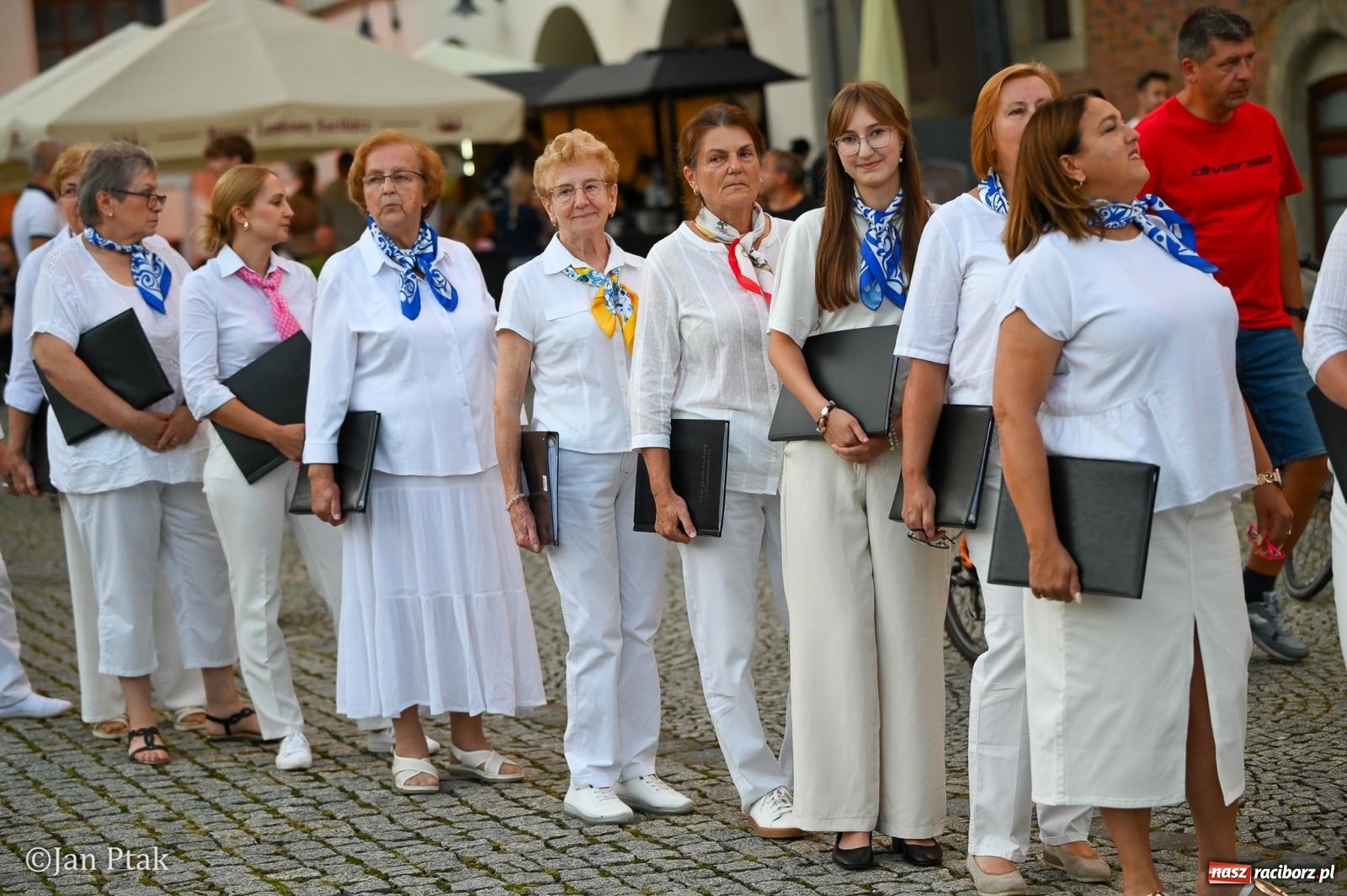 Zdjęcie w galerii na portalu naszraciborz.pl: Chóry zabrzmiały na dziedzińcu Zamku Piastowskiego w Raciborzu. Wyjątkowy koncert z operetką i muzyką filmową w tle  wiadomości z regionu