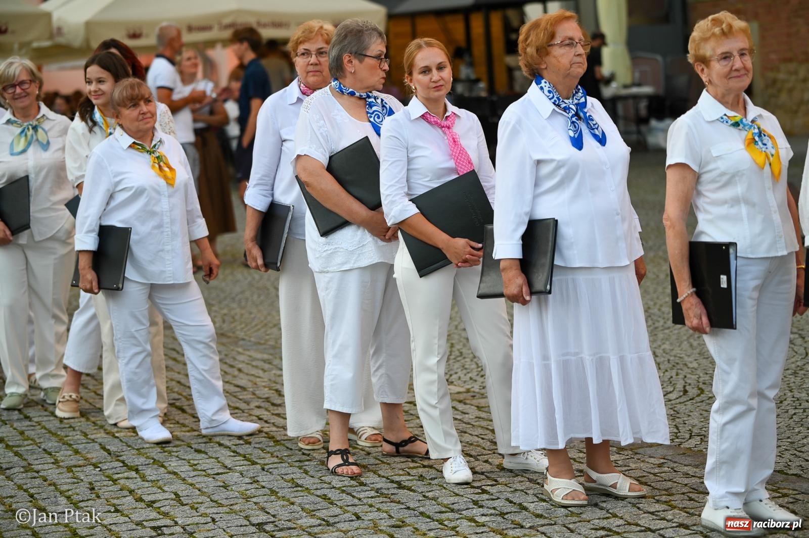 Zdjęcie w galerii na portalu naszraciborz.pl: Chóry zabrzmiały na dziedzińcu Zamku Piastowskiego w Raciborzu. Wyjątkowy koncert z operetką i muzyką filmową w tle  wiadomości z regionu