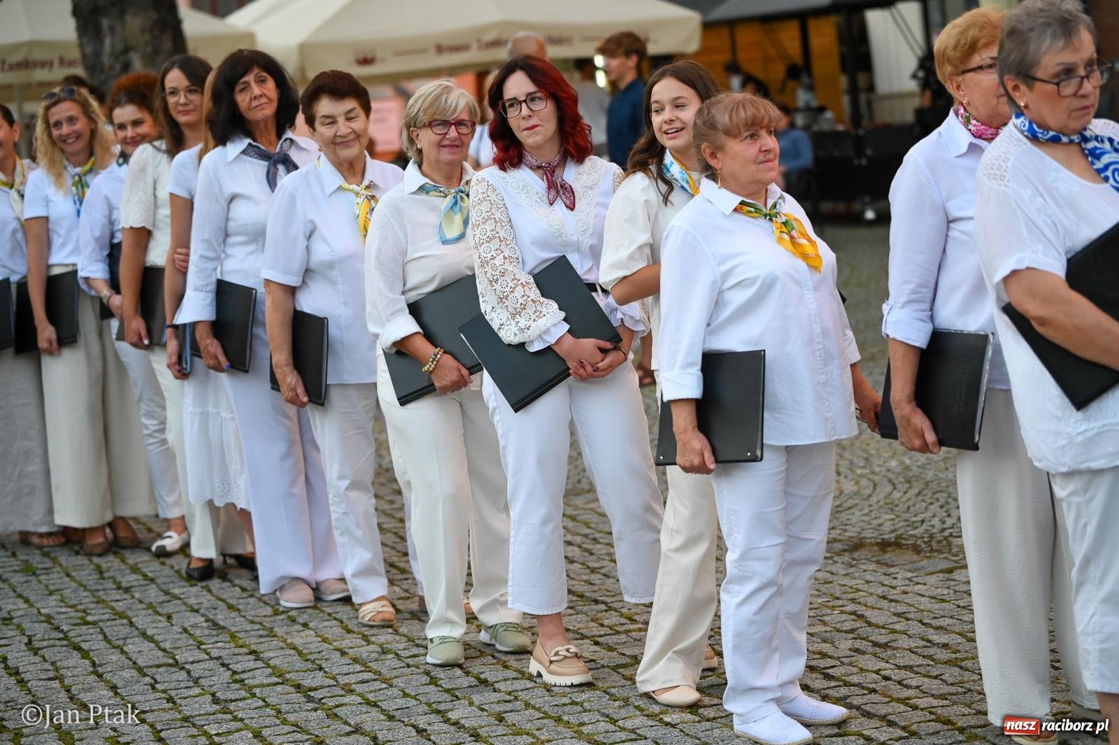 Zdjęcie w galerii na portalu naszraciborz.pl: Chóry zabrzmiały na dziedzińcu Zamku Piastowskiego w Raciborzu. Wyjątkowy koncert z operetką i muzyką filmową w tle  wiadomości z regionu