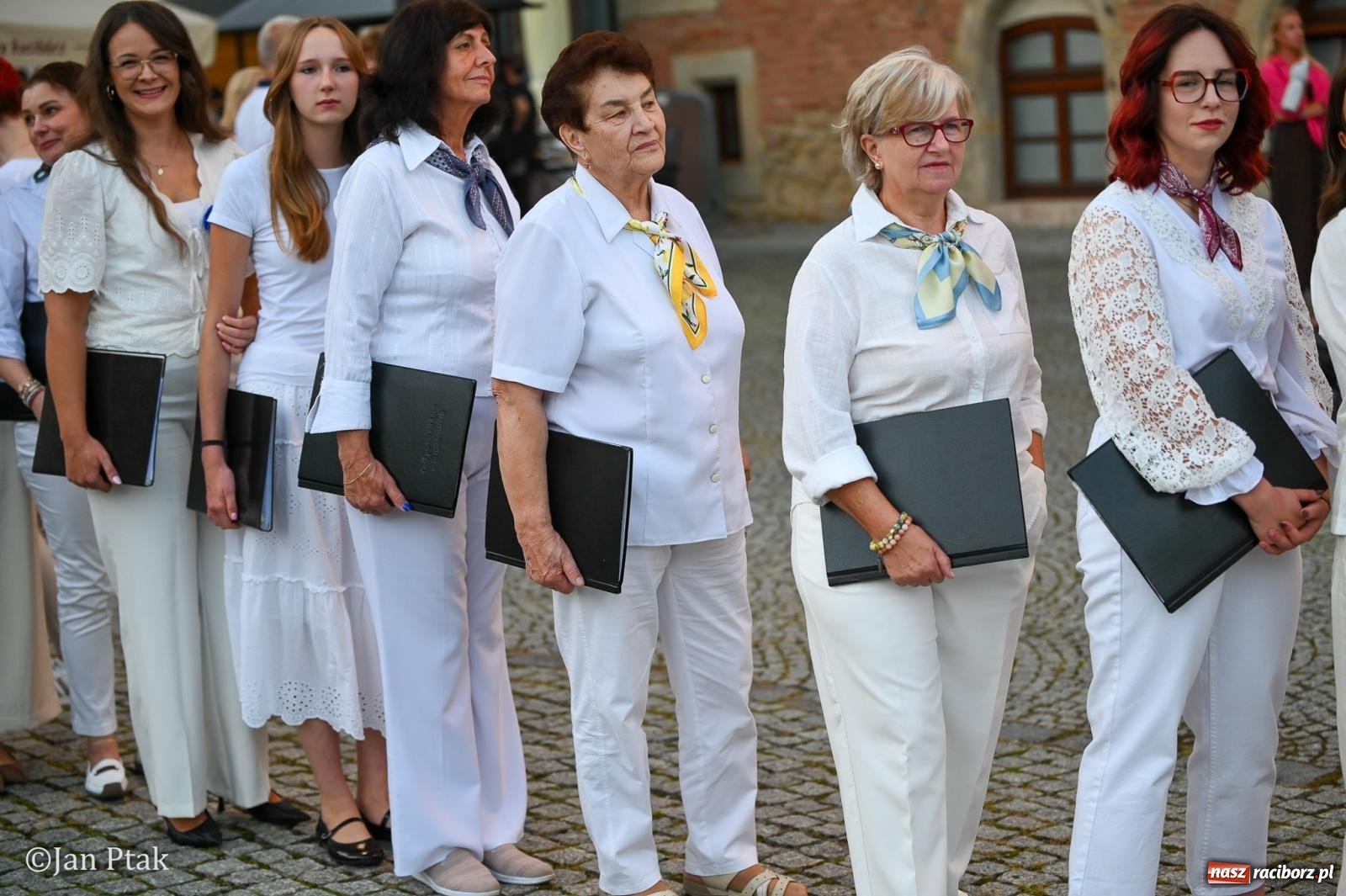 Zdjęcie w galerii na portalu naszraciborz.pl: Chóry zabrzmiały na dziedzińcu Zamku Piastowskiego w Raciborzu. Wyjątkowy koncert z operetką i muzyką filmową w tle  wiadomości z regionu