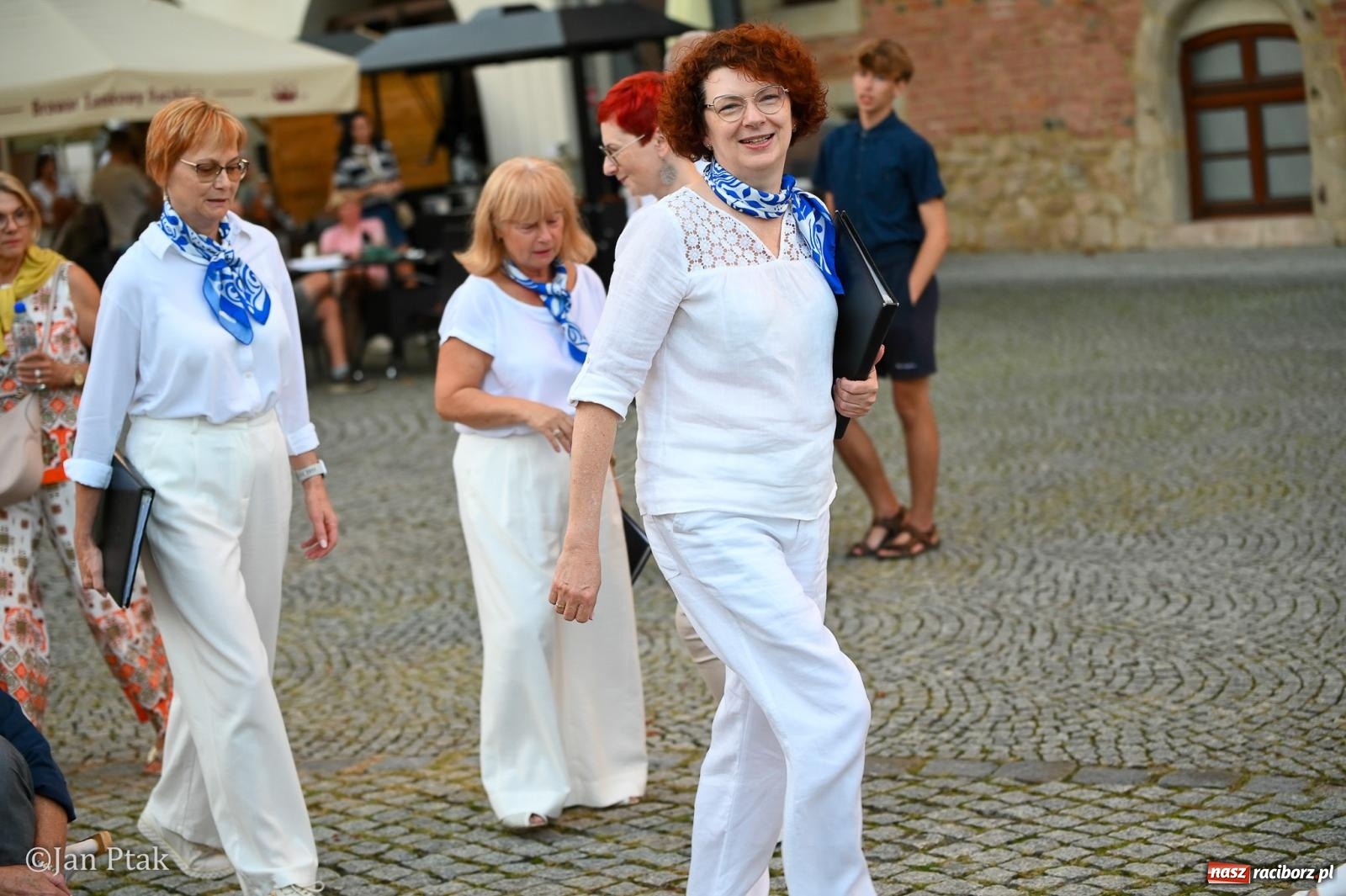 Zdjęcie w galerii na portalu naszraciborz.pl: Chóry zabrzmiały na dziedzińcu Zamku Piastowskiego w Raciborzu. Wyjątkowy koncert z operetką i muzyką filmową w tle  wiadomości z regionu