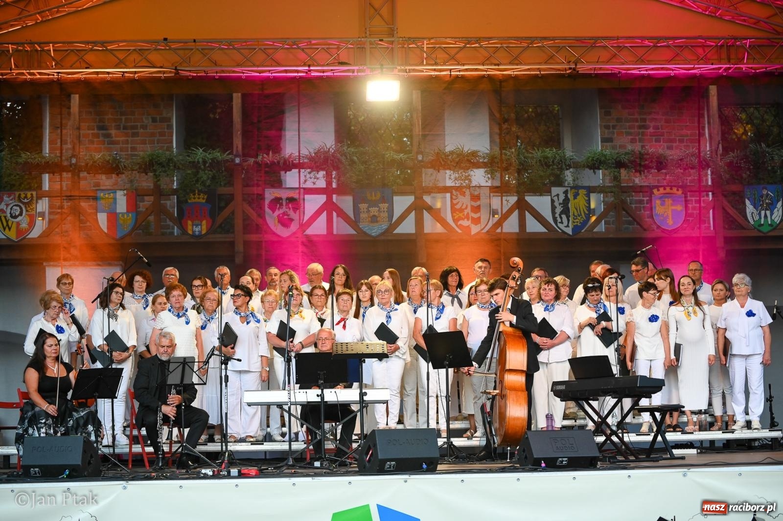 Zdjęcie w galerii na portalu naszraciborz.pl: Chóry zabrzmiały na dziedzińcu Zamku Piastowskiego w Raciborzu. Wyjątkowy koncert z operetką i muzyką filmową w tle  wiadomości z regionu