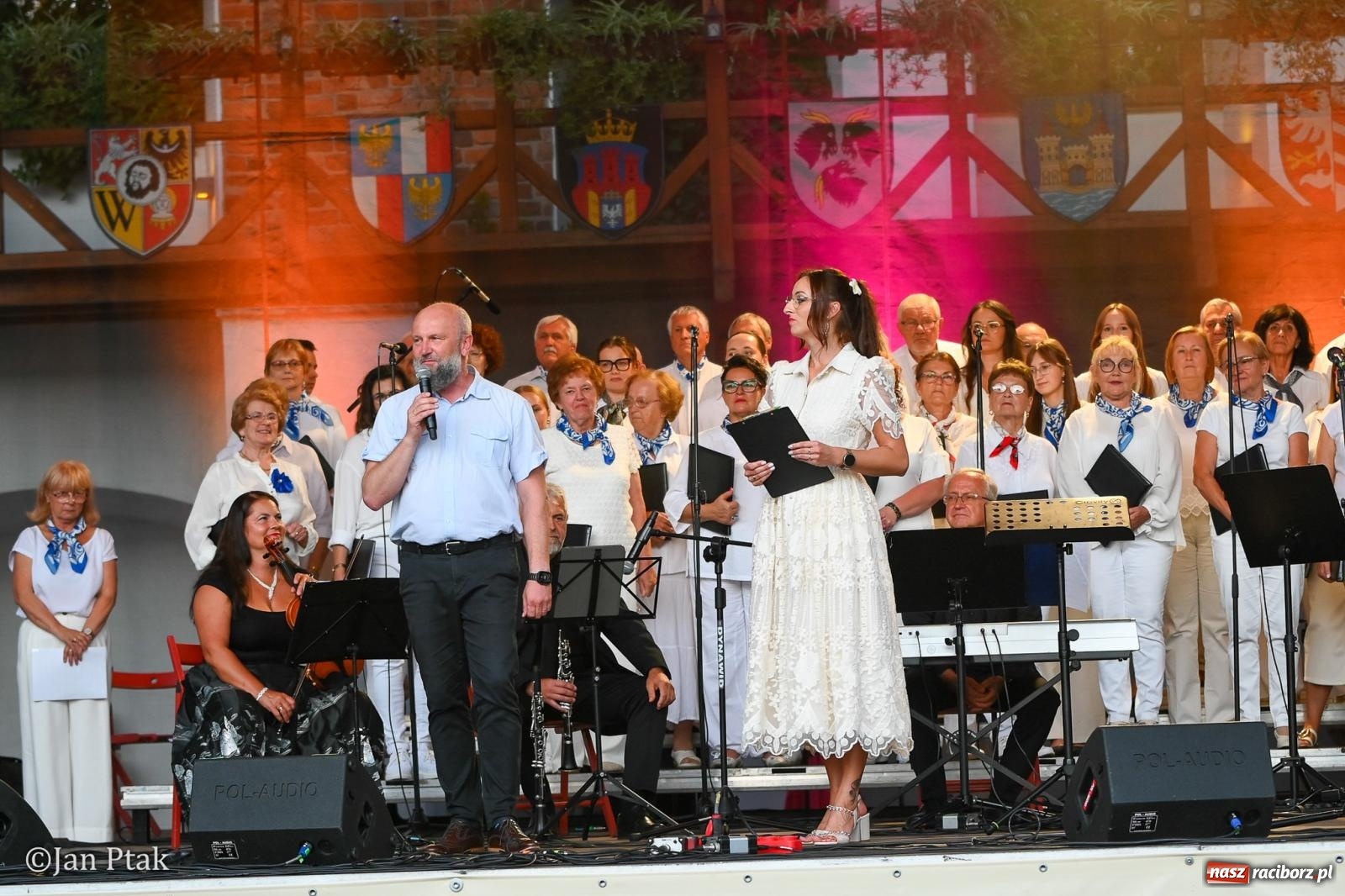 Zdjęcie w galerii na portalu naszraciborz.pl: Chóry zabrzmiały na dziedzińcu Zamku Piastowskiego w Raciborzu. Wyjątkowy koncert z operetką i muzyką filmową w tle  wiadomości z regionu