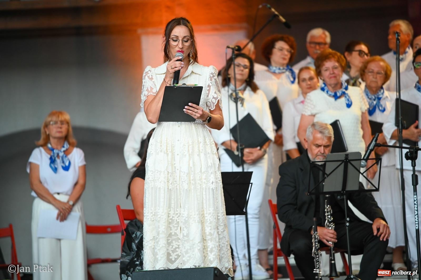 Zdjęcie w galerii na portalu naszraciborz.pl: Chóry zabrzmiały na dziedzińcu Zamku Piastowskiego w Raciborzu. Wyjątkowy koncert z operetką i muzyką filmową w tle  wiadomości z regionu