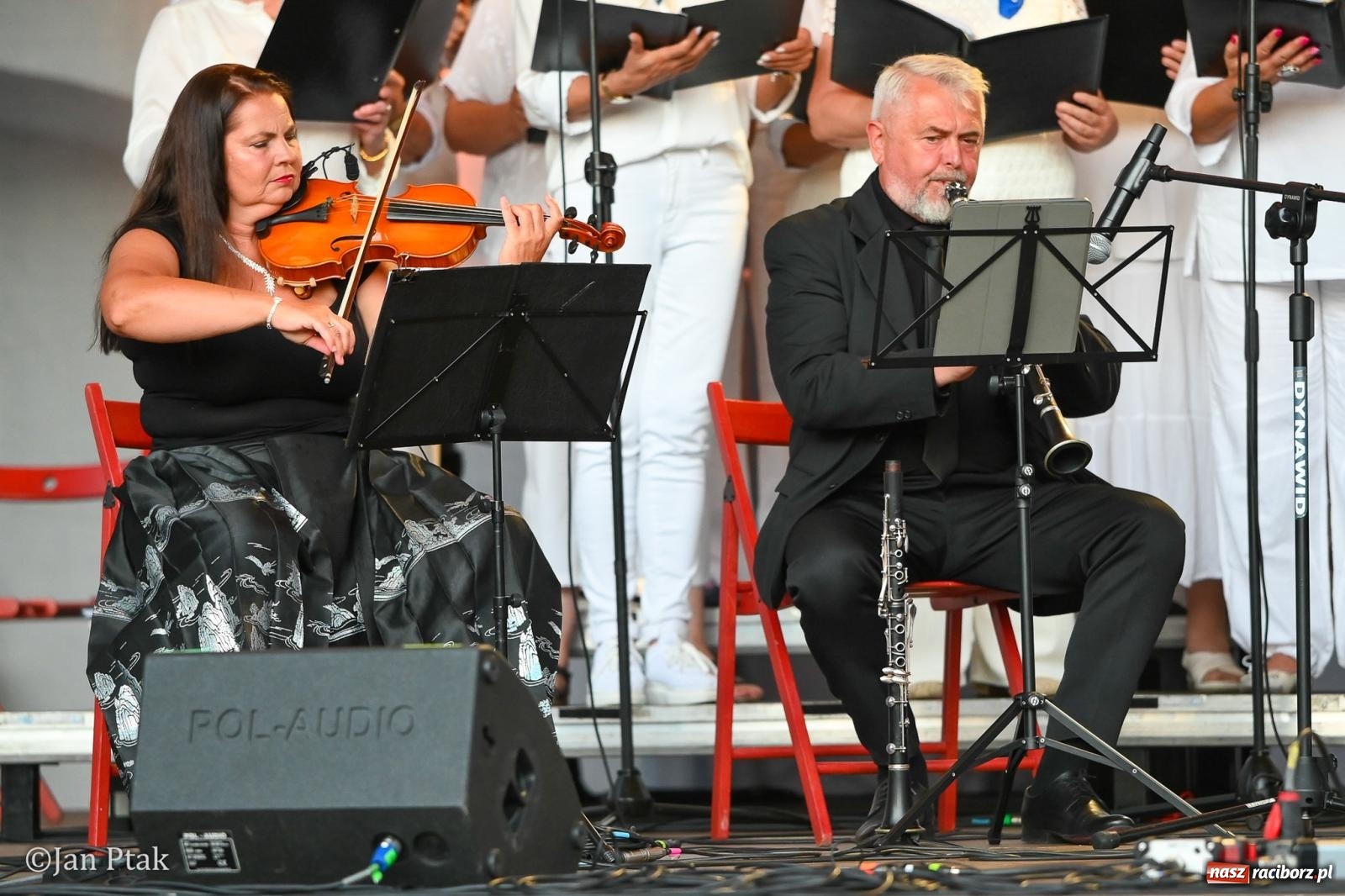 Zdjęcie w galerii na portalu naszraciborz.pl: Chóry zabrzmiały na dziedzińcu Zamku Piastowskiego w Raciborzu. Wyjątkowy koncert z operetką i muzyką filmową w tle  wiadomości z regionu
