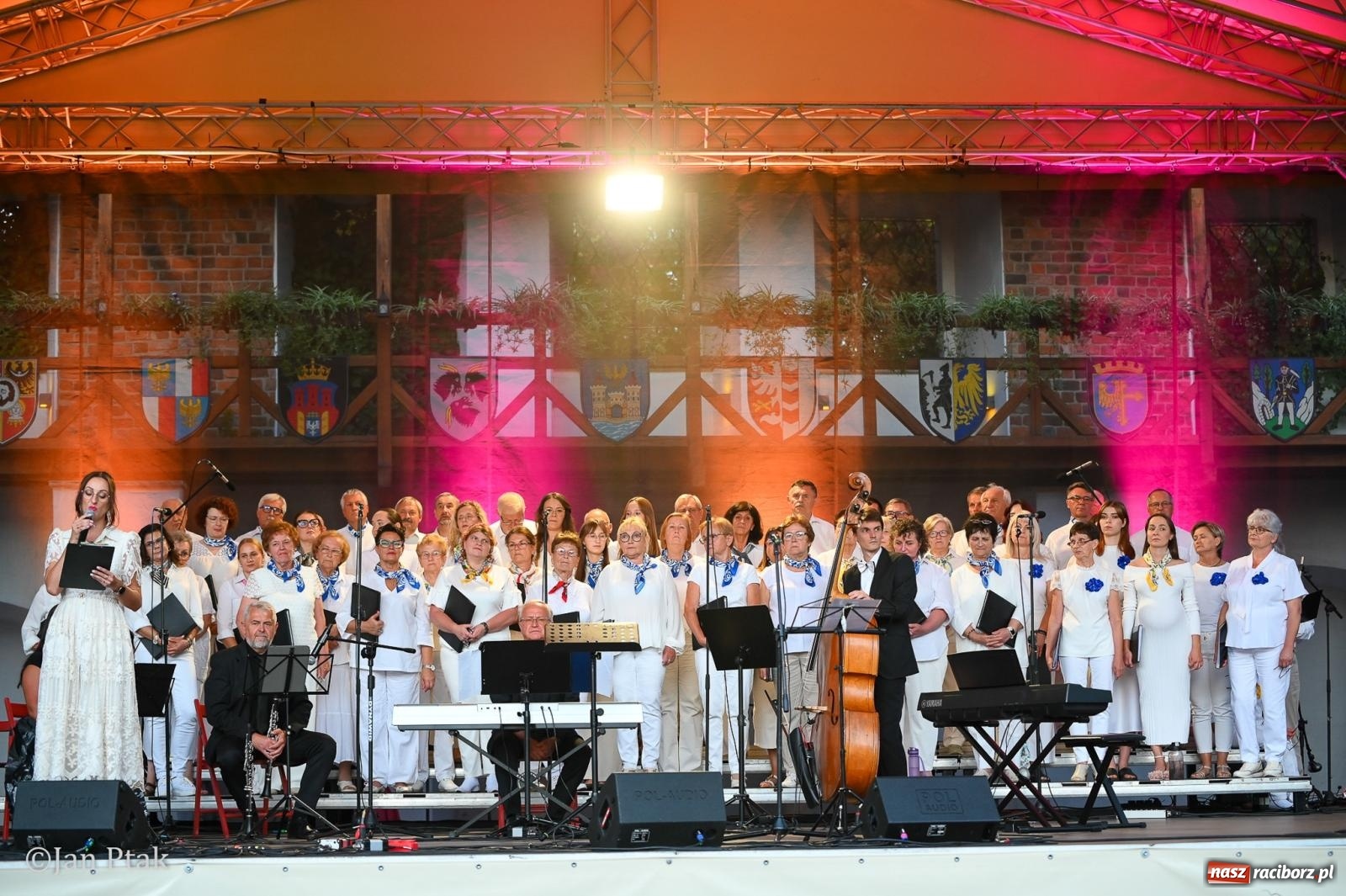 Zdjęcie w galerii na portalu naszraciborz.pl: Chóry zabrzmiały na dziedzińcu Zamku Piastowskiego w Raciborzu. Wyjątkowy koncert z operetką i muzyką filmową w tle  wiadomości z regionu